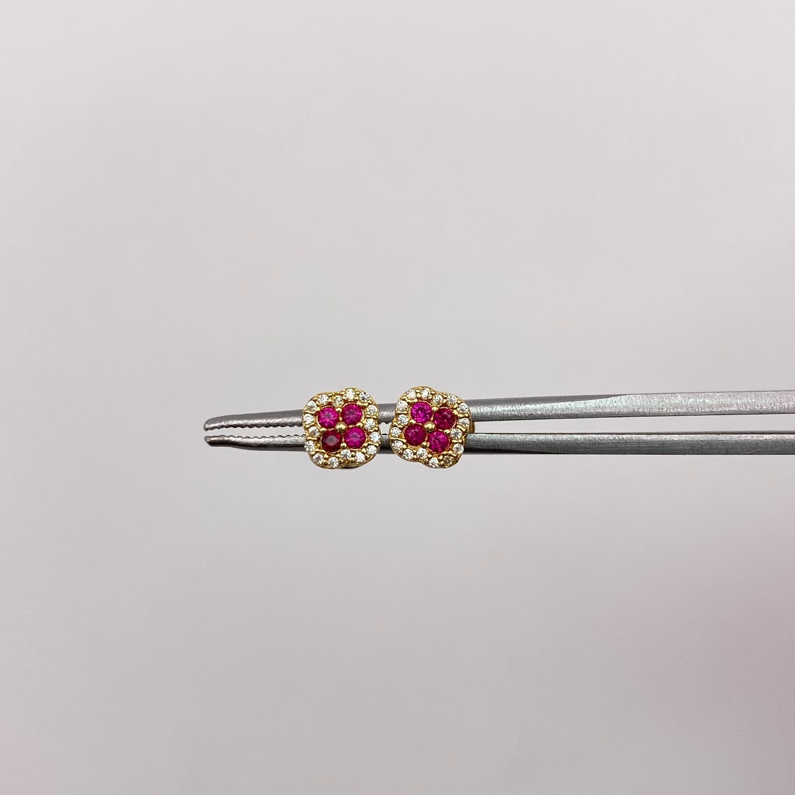 Topos flor circones fucsias y blancos Oro amarillo 18k 0,9 Gr / 6,43 mm
