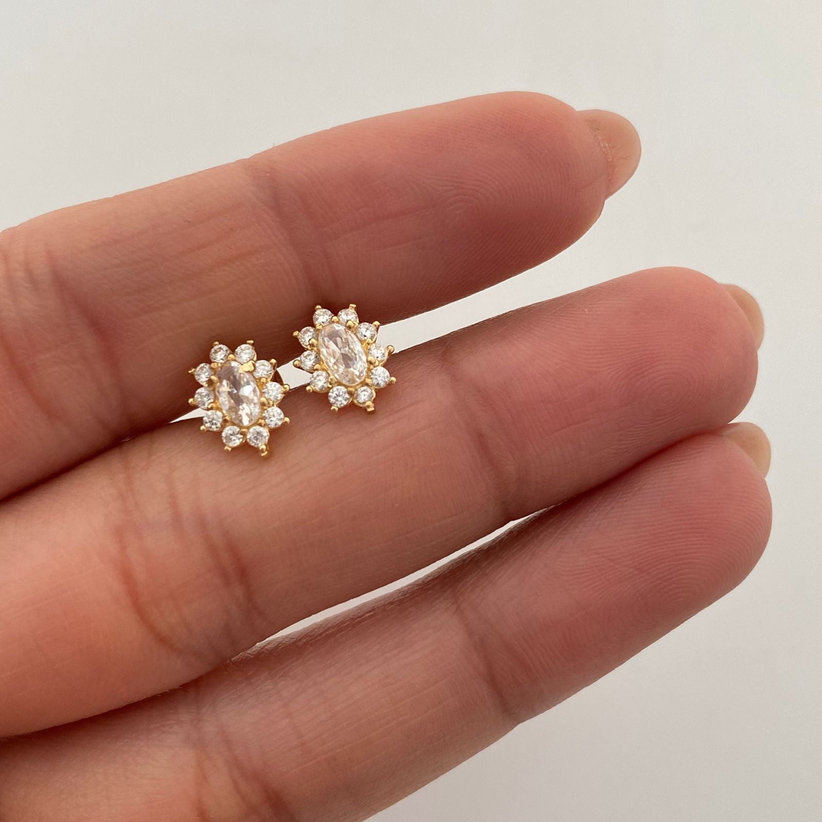 Topos tipo flor con circon blanco  Oro amarillo 18k 1,35 Gr / 7 mm