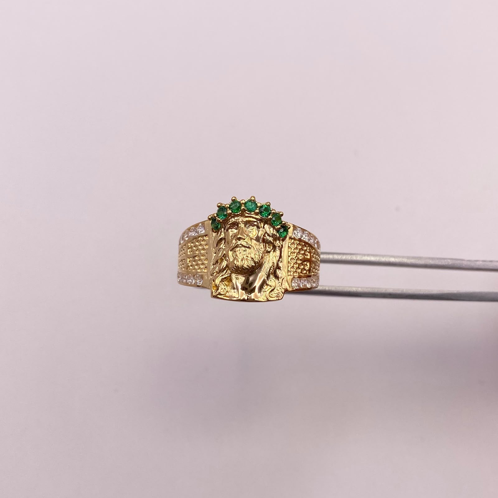 Anillo Rostro cristo circones verdes y blancos Oro amarillo 18k / Talla 9 1/2 / 5,95 Gr / 4,5 mm