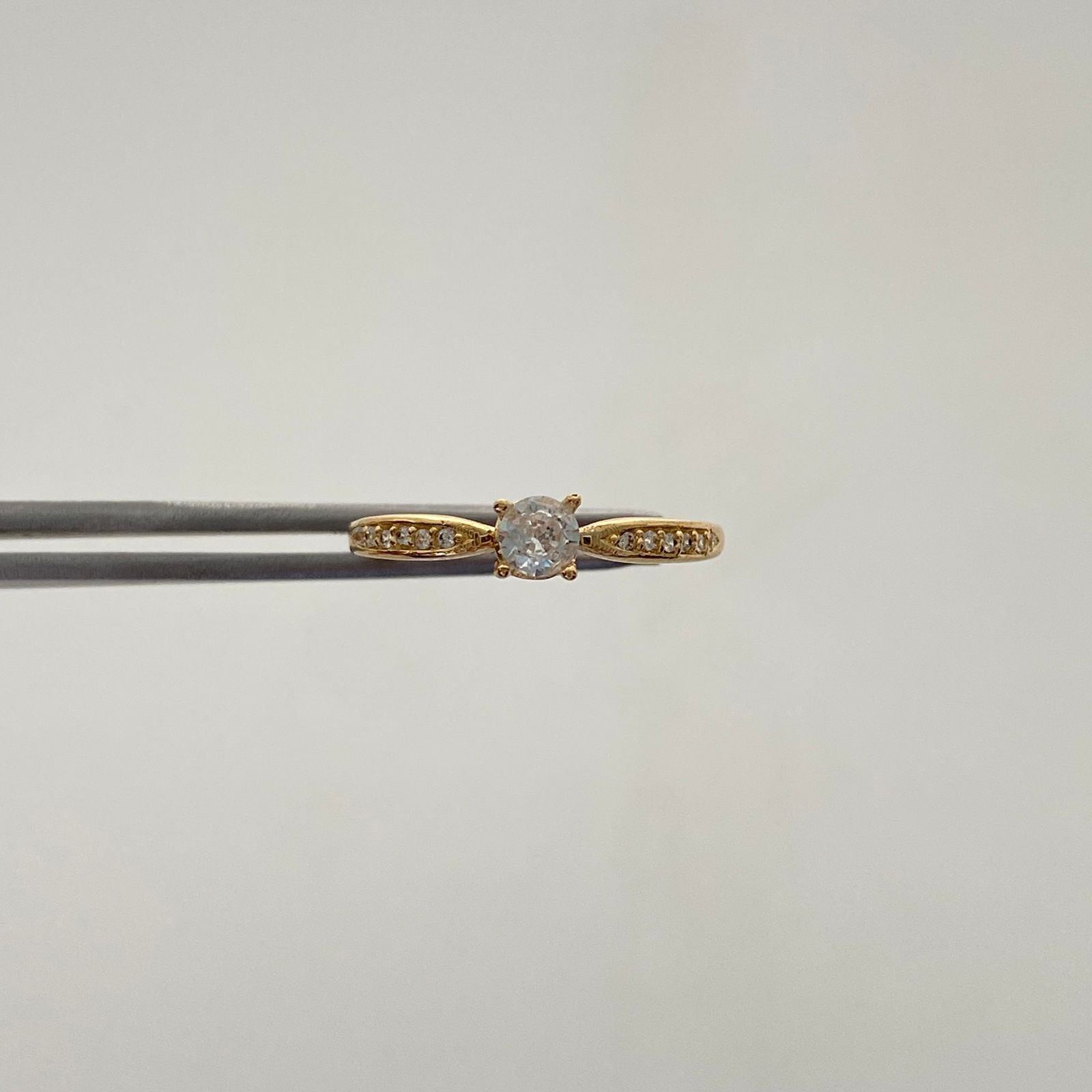 Anillo Solitario Oro amarillo 18k / Talla 8 / 1,55 Gr / 2,4 mm