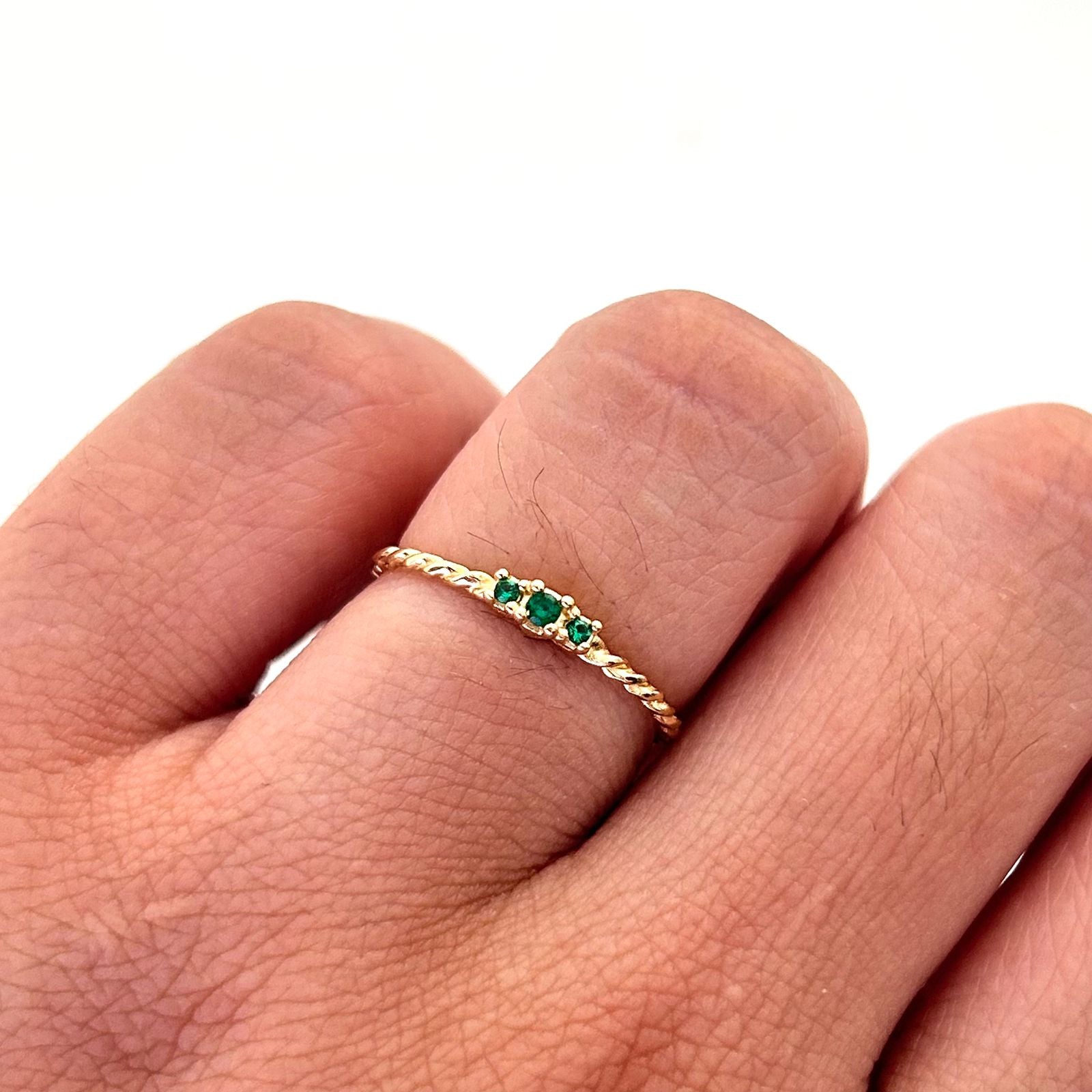 Anillo Trenzado Circones Verdes Oro amarillo 18k / Talla 7 / 0,85 Gr / 1,4 mm