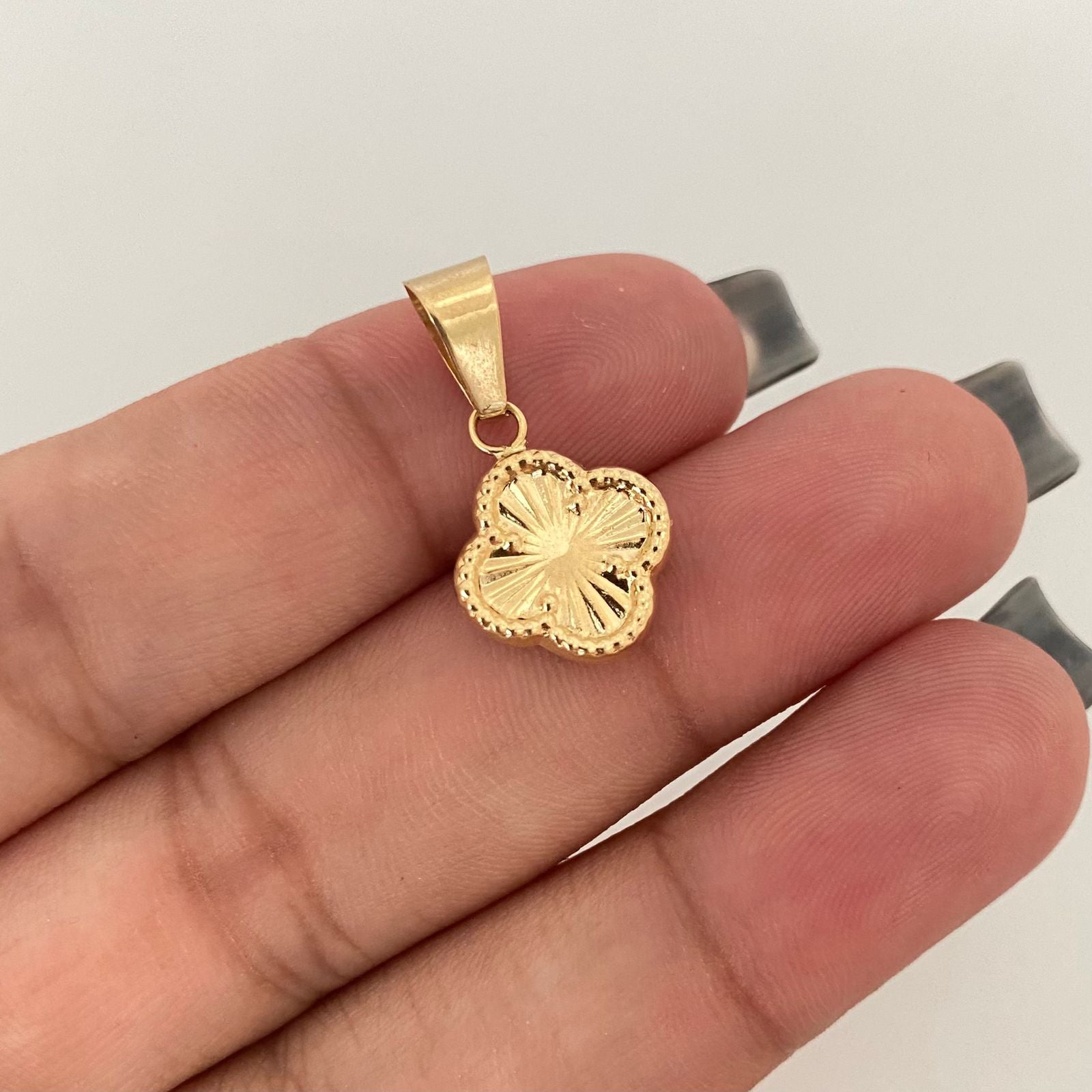 Dije trebol fondo diamantado borde punteado Oro amarillo 18k 0,90 Gr / 2,2 Cm