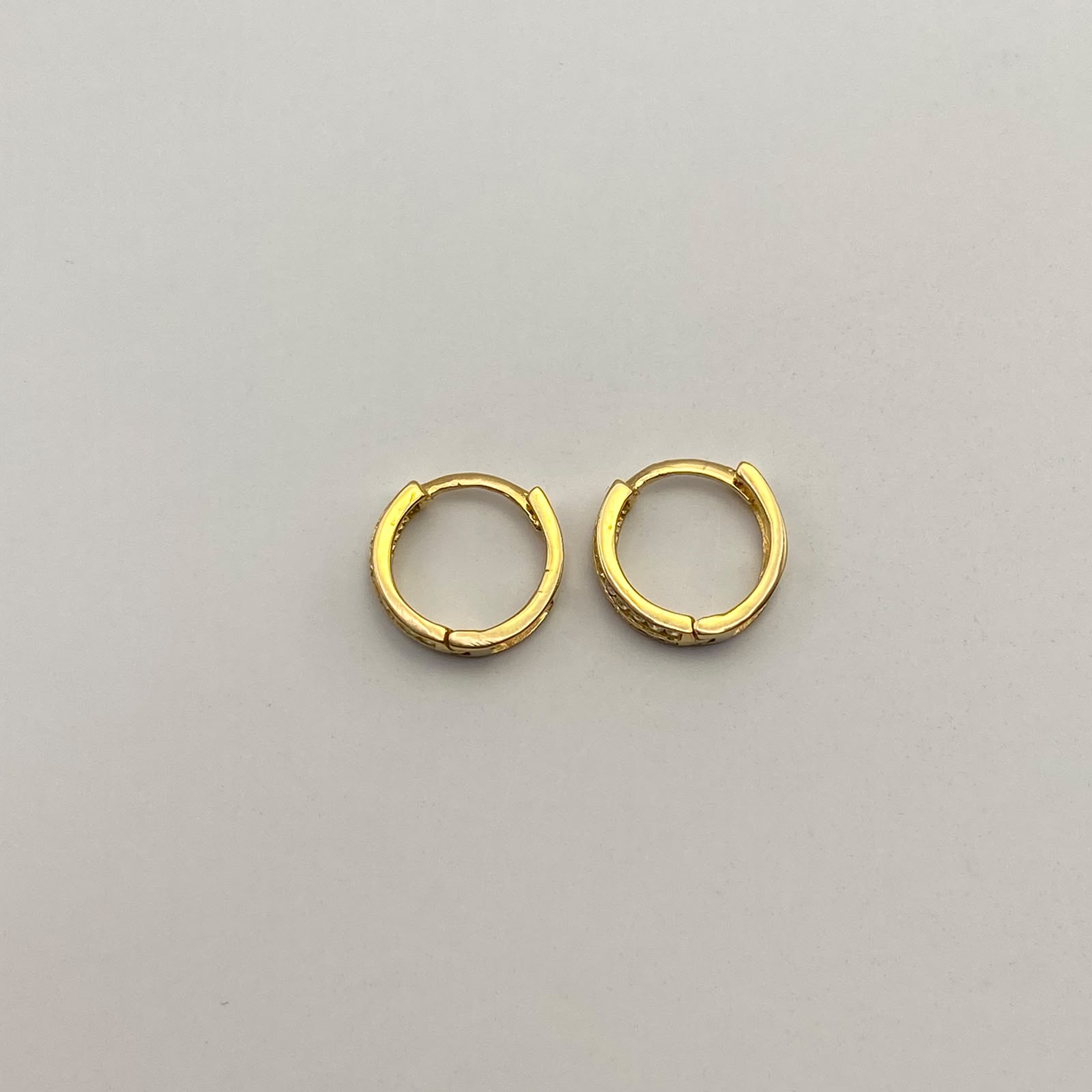 Candonga Tipo huggies fila doble circones blancos Oro amarillo 18k 1,6 Gr / 1 Cm