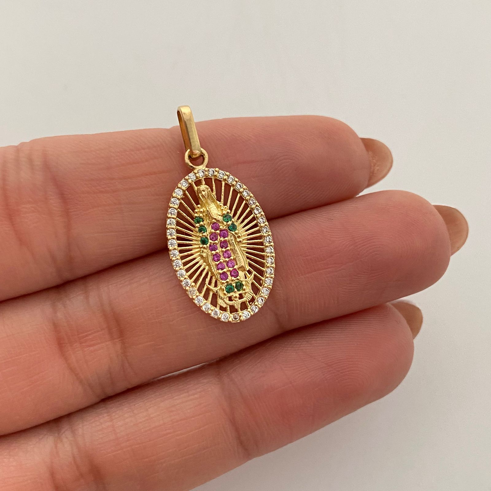 Dije ovalado virgen de gudalupe con circones multicolor  Oro amarillo 18k 2 Gr / 13,15 mm / 2,6 Cm