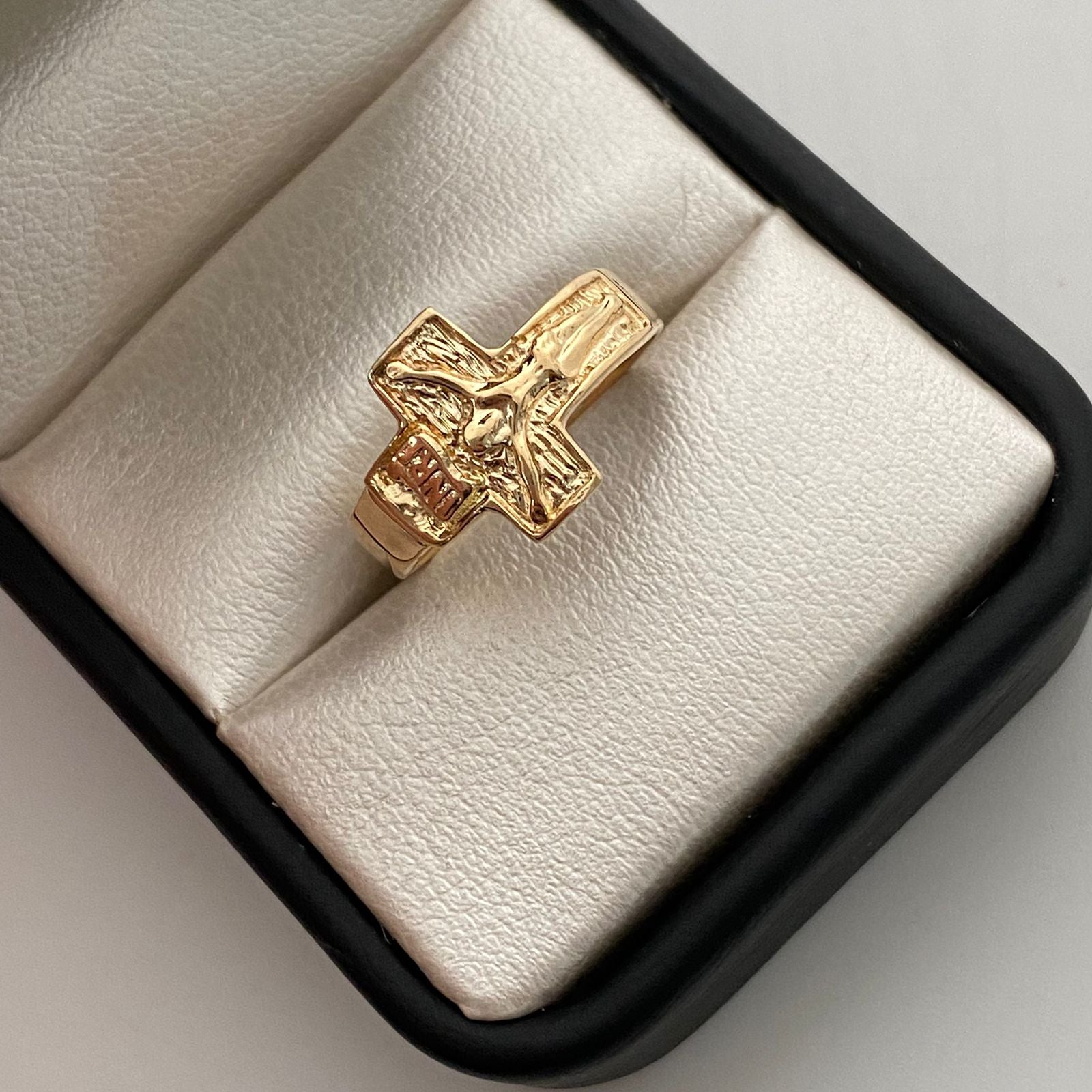 Anillo Cruz  Cristo Oro amarillo 18k / Talla 9 1/2 / 2,8 Gr / 3,9 mm