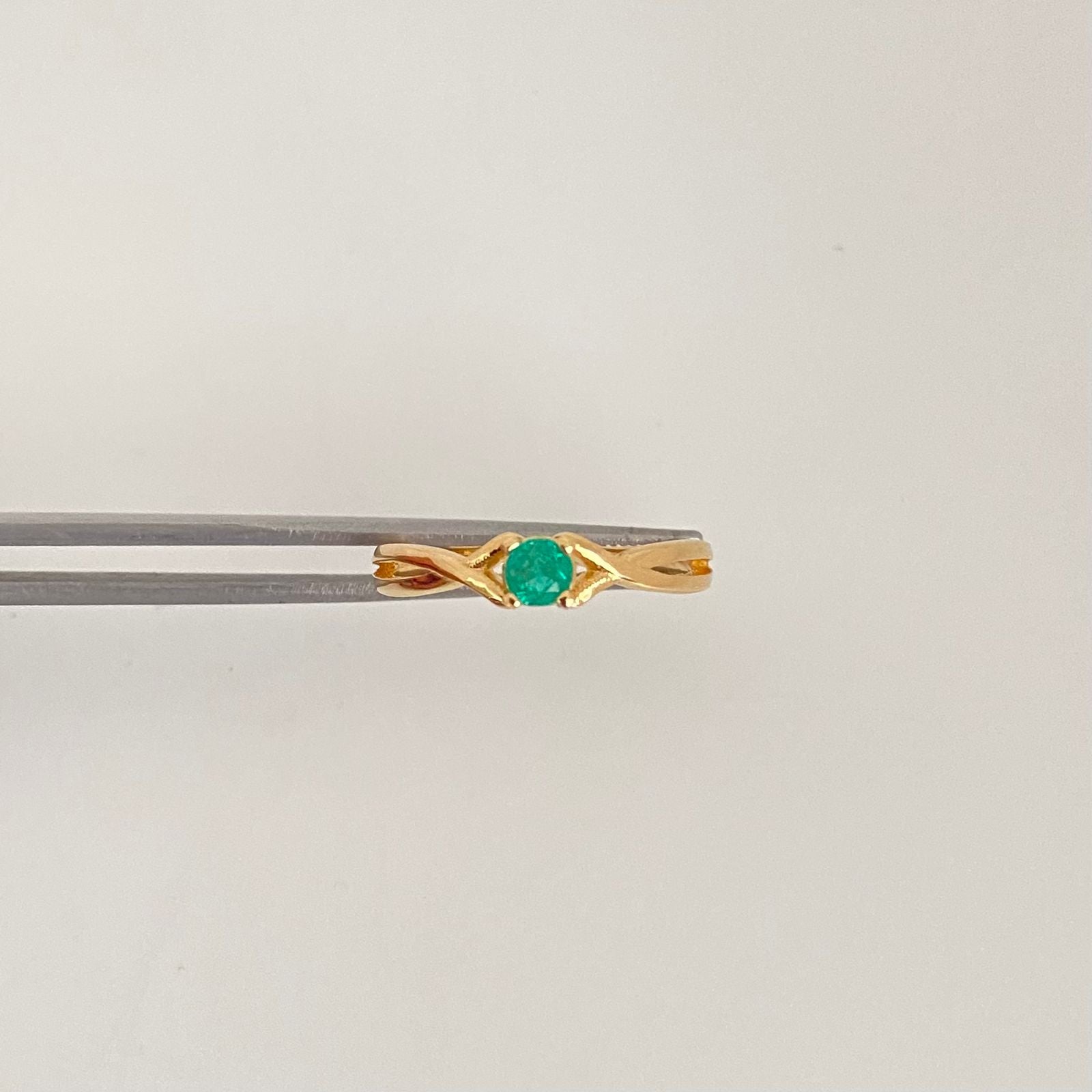 Anillo (joya) solitario esmeralda Oro amarillo 18k / Talla 6 1/2 / 1,9 Gr