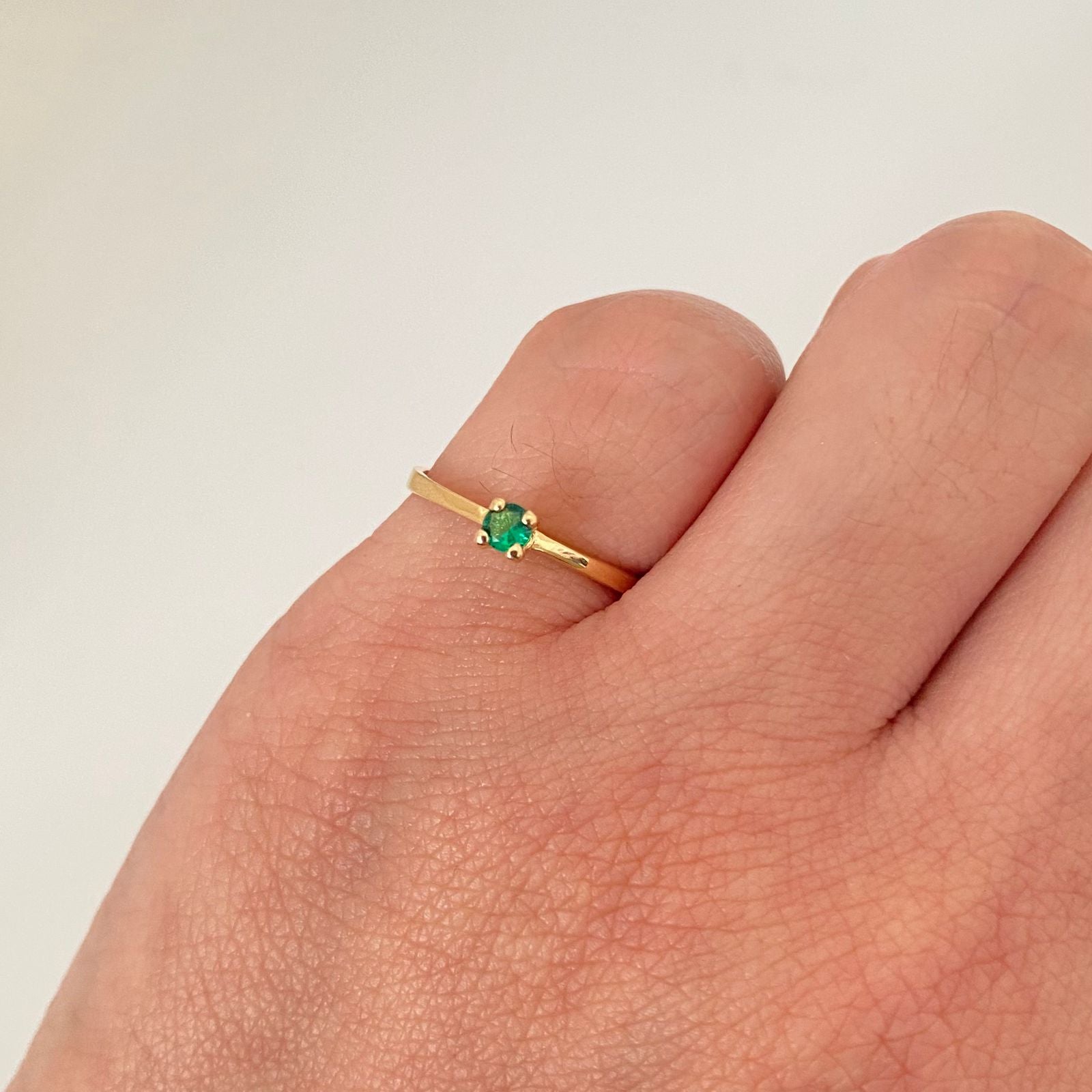 Anillo solitario circon central verde Oro amarillo 18k / Talla 5 3/4 / 1,6 Gr