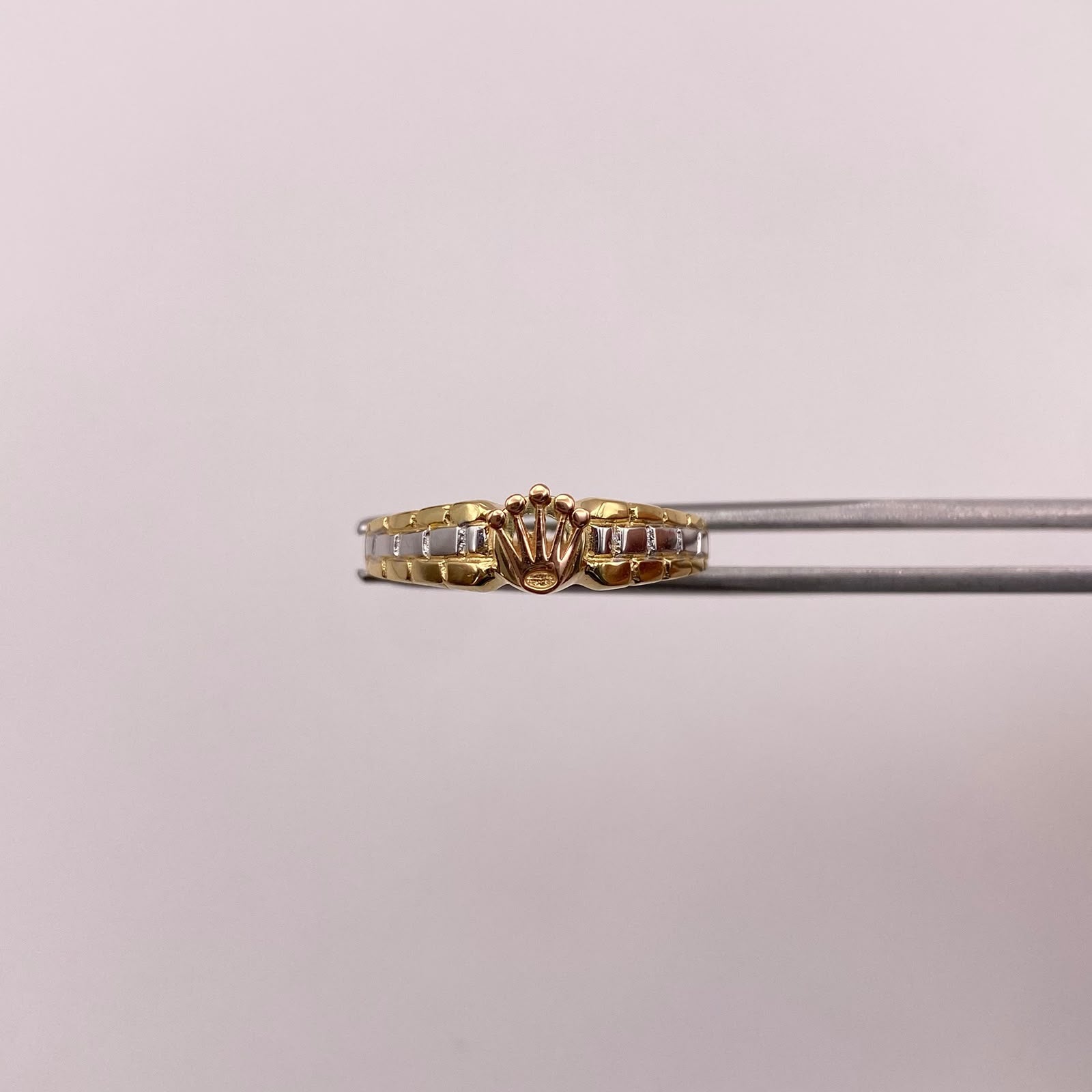 Anillo corona rx  Tres oros 18k / Talla 8 1/2 / 1,9 Gr / 1,93 mm