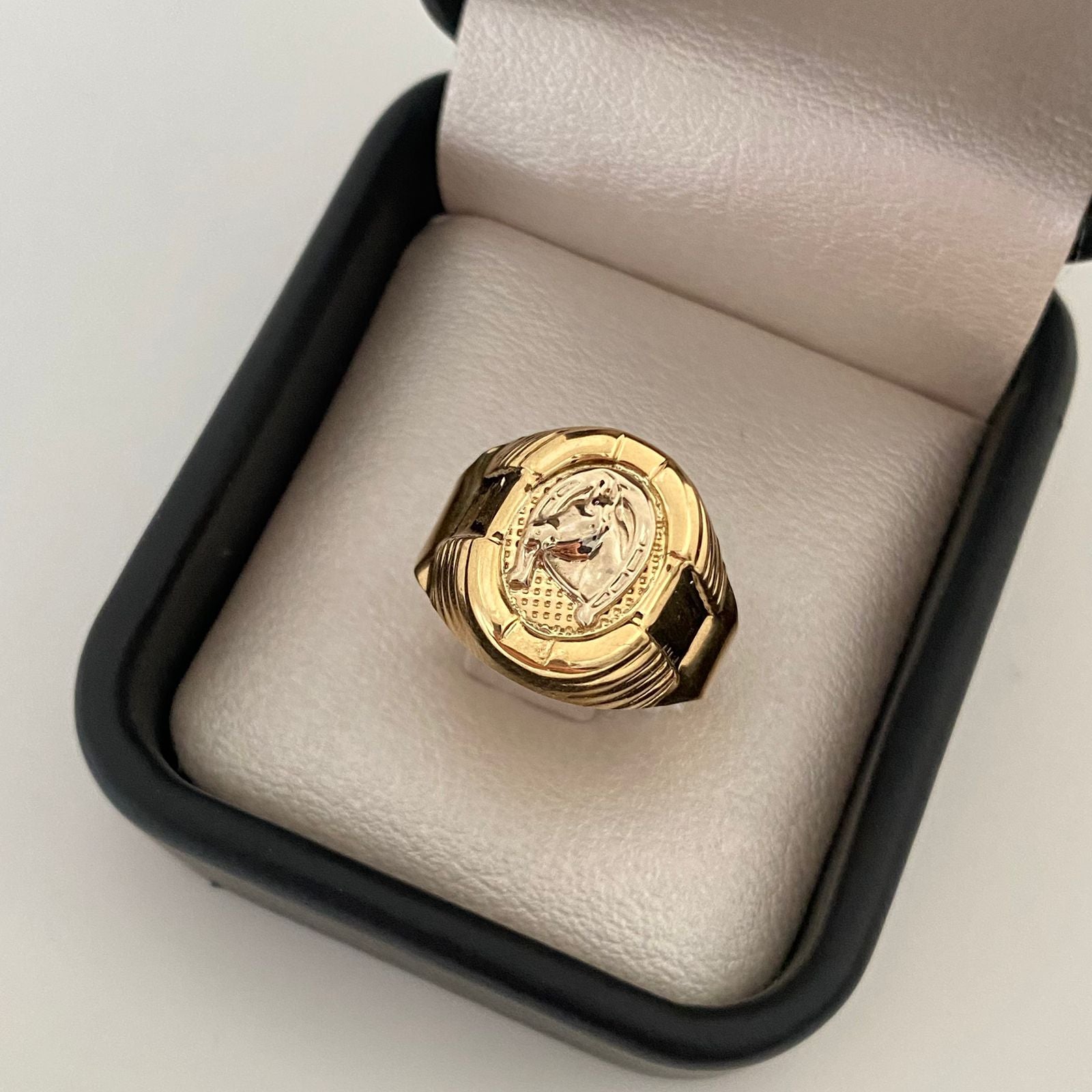Anillo ovalado troquel grabado herradura caballo Oro amarillo y Oro blanco 18k / Talla 8 1/2 / 3,75 Gr