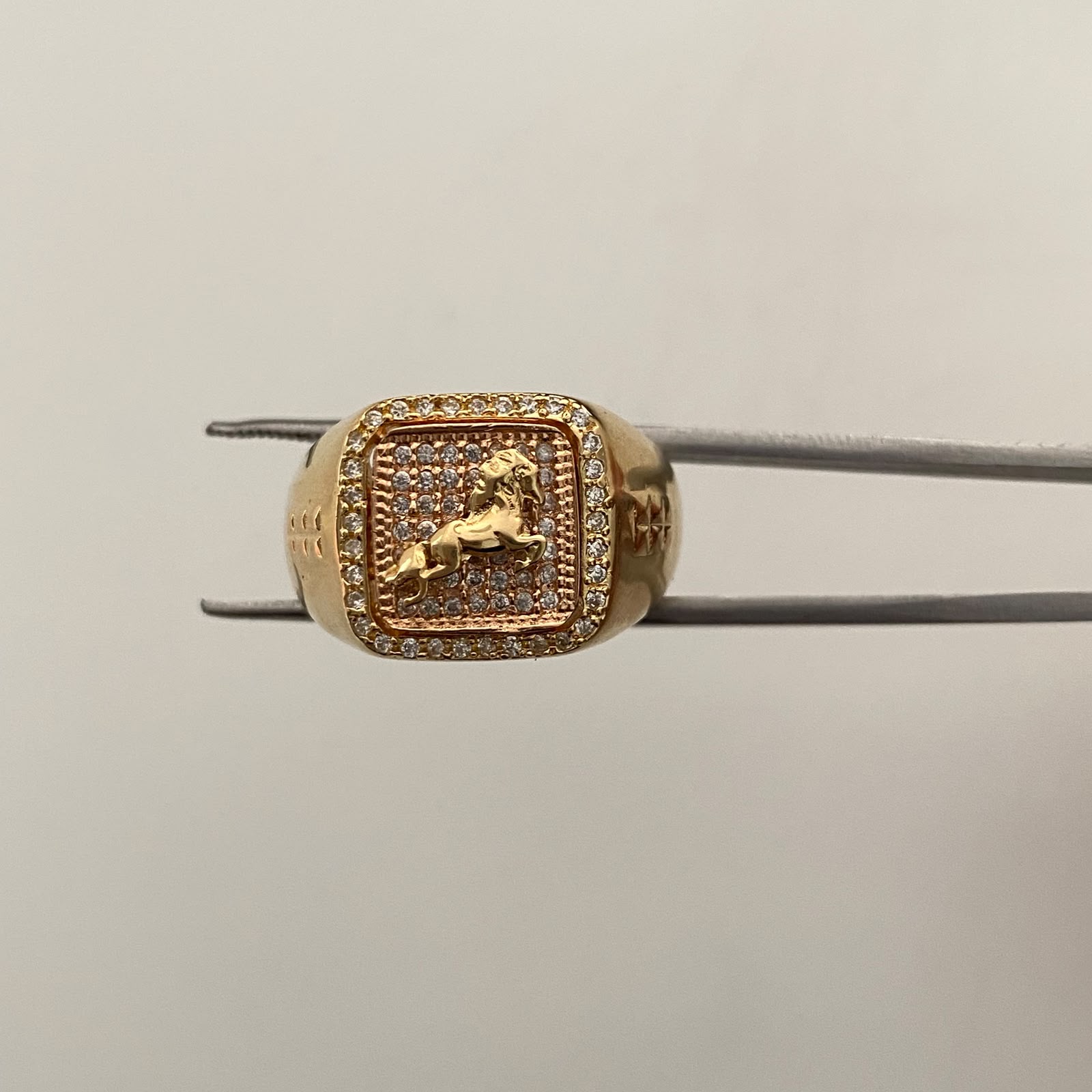 Anillo Cuadrado Caballo Casting Oro amarillo 18k / Talla 10 1/2 / 8 Gr / 7 mm