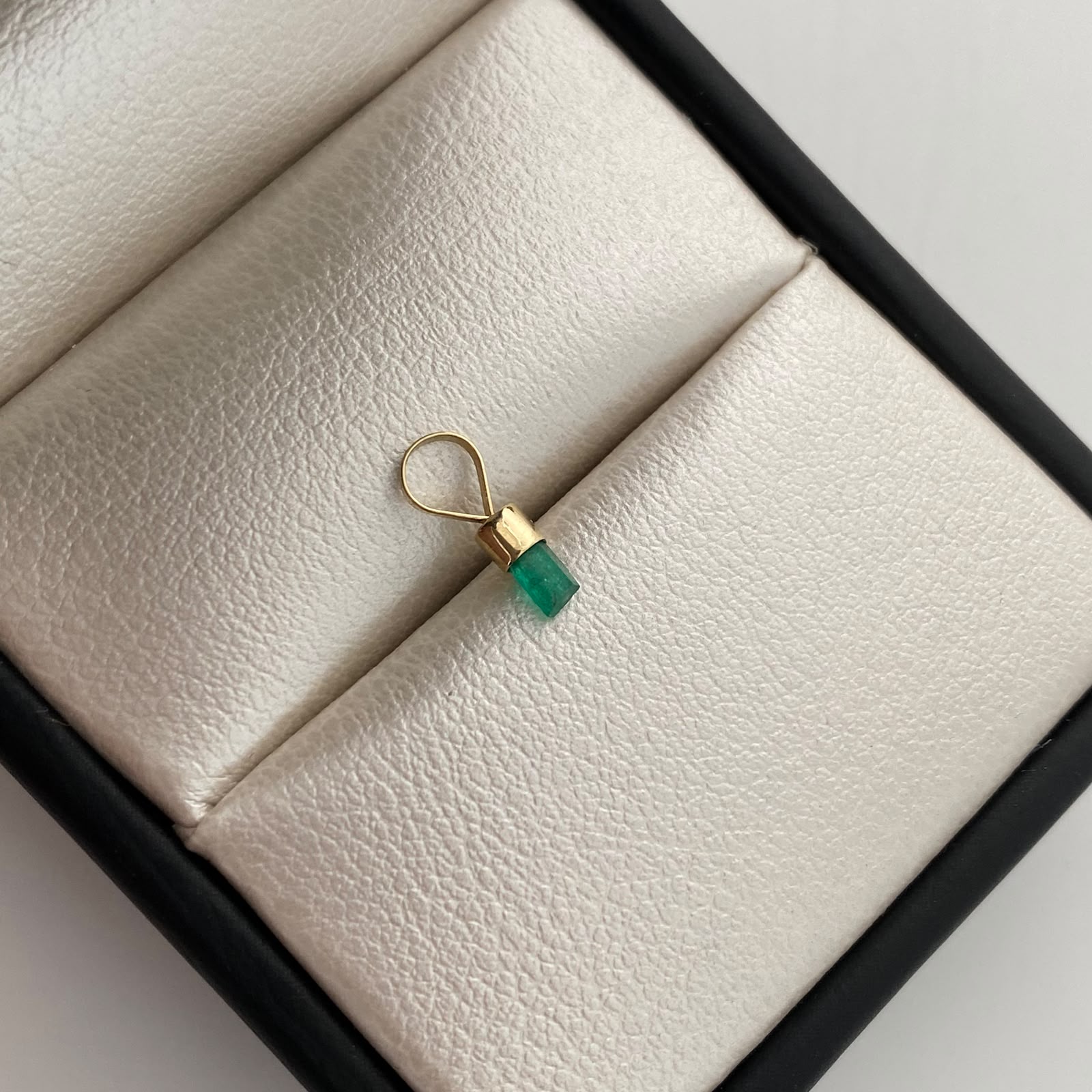 Dije Canutillo de Esmeralda Oro amarillo 18k 0,15 Gr / 2,3 mm / 1 Cm