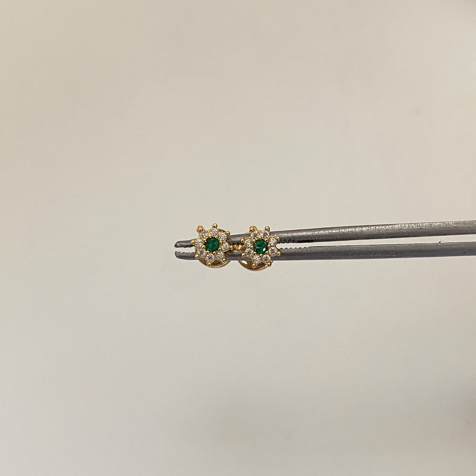 Topos flor centro verde Oro amarillo 18k 0,6 Gr / 5,2 mm
