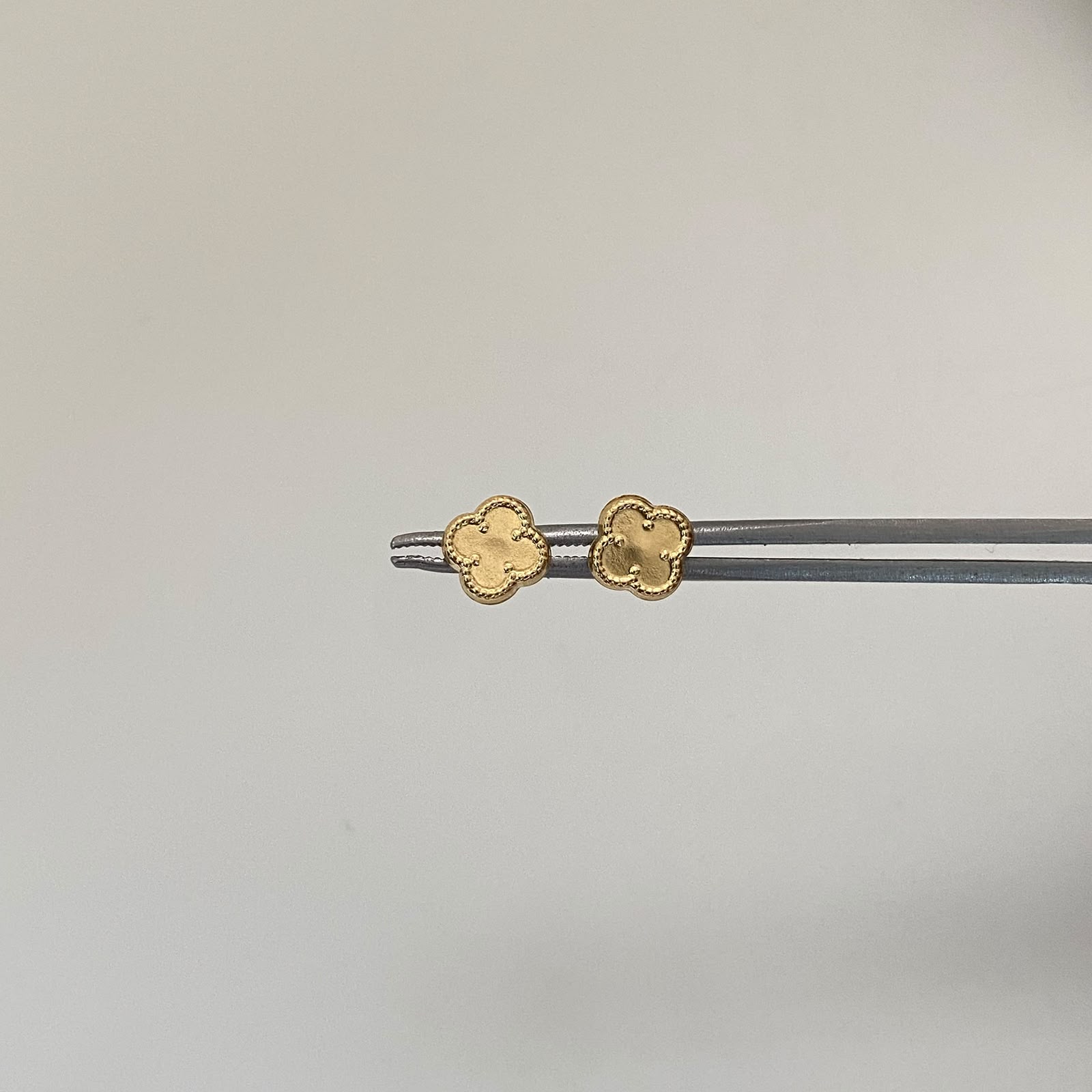Topos trebol vc fondo liso  Oro amarillo 18k 0,55 Gr / 8 mm