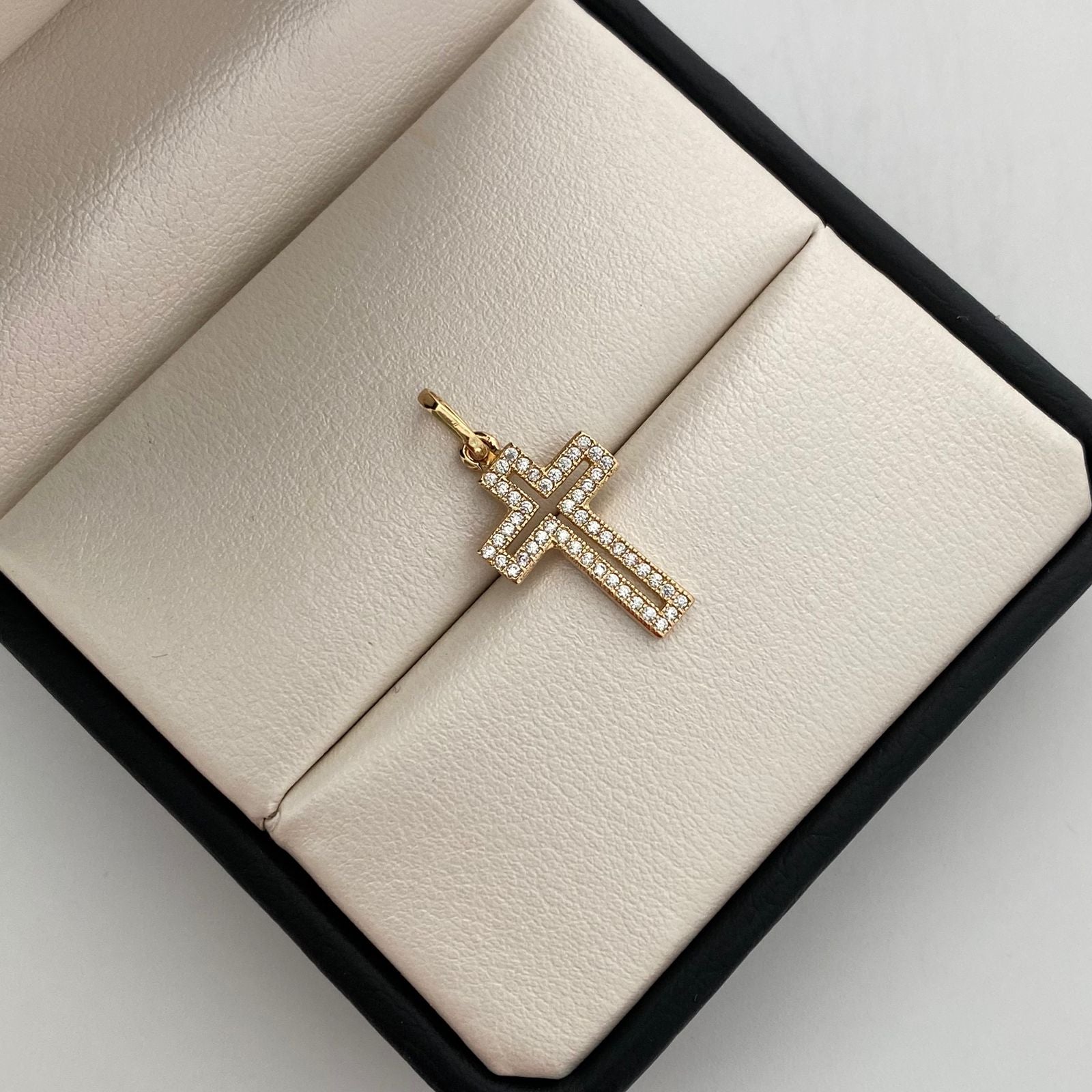 Dije Cruz Blanca Circones Oro amarillo 18k 1,55 Gr / 11,9 mm / 2,4 Cm