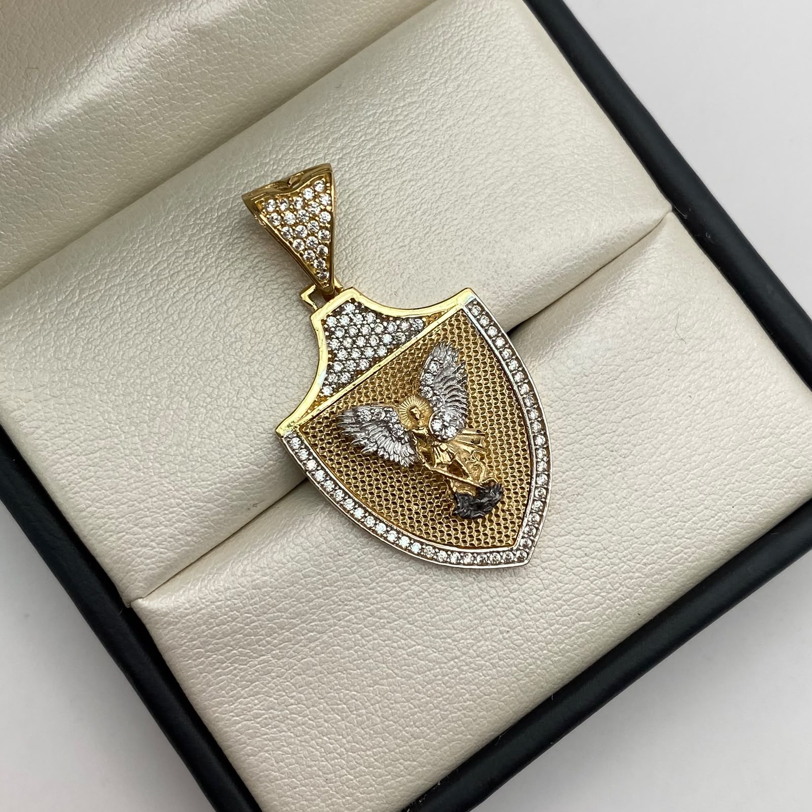 Dije escudo san miguel arcangel circones blancos Oro amarillo y Oro blanco 18k 7,75 Gr / 21,95 mm / 4,2 Cm