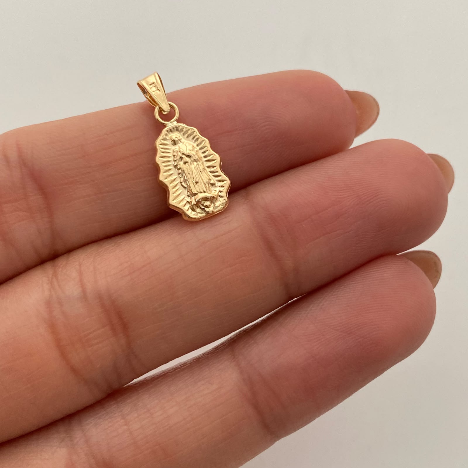 Dije Virgen de Guadalupe Silueta Oro amarillo 18k 0,55 Gr / 8,1 mm / 2 Cm