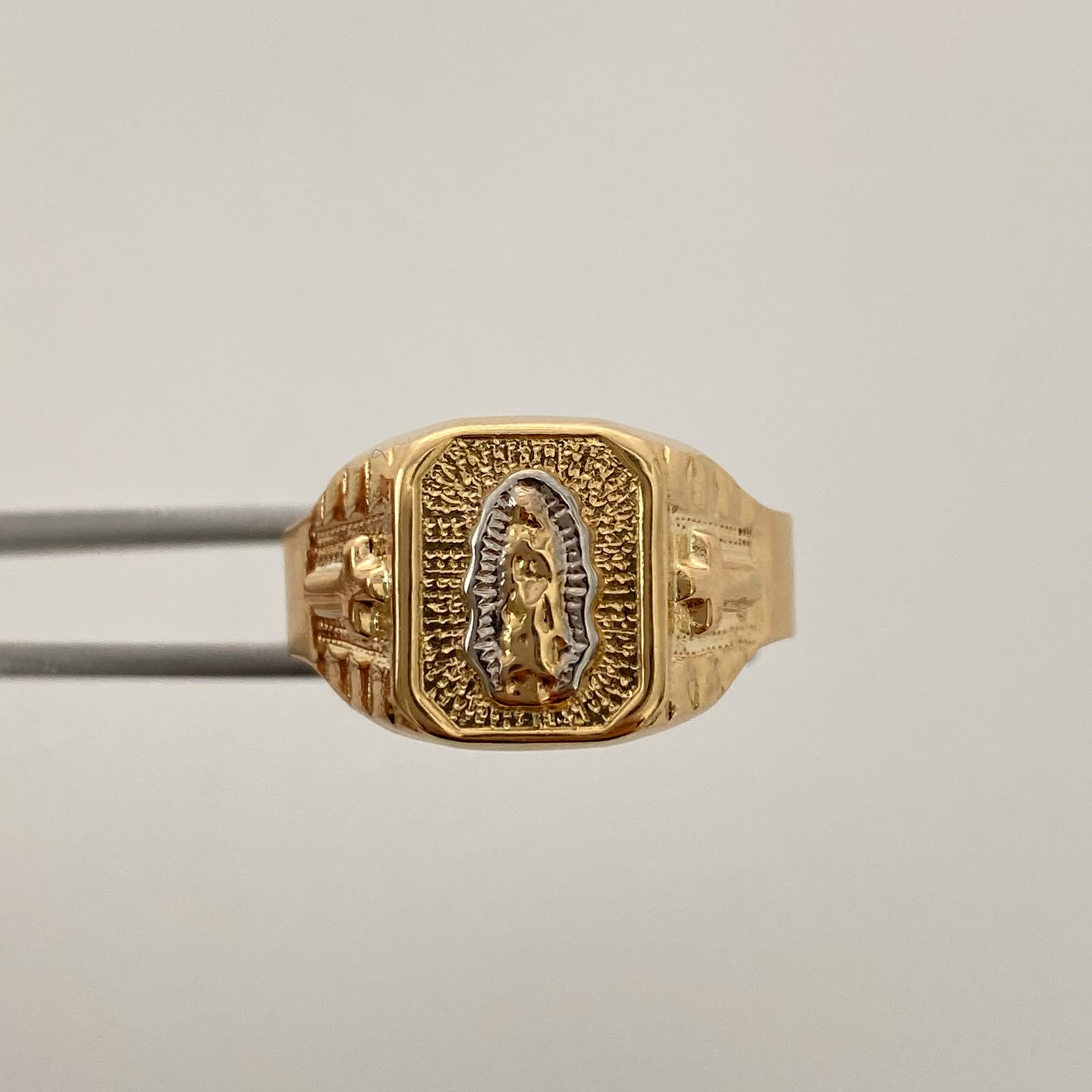 Anillo Virgen de Guadalupe Oro amarillo y Oro blanco 18k / Talla 11 1/2 / 3,3 Gr / 4,9 mm