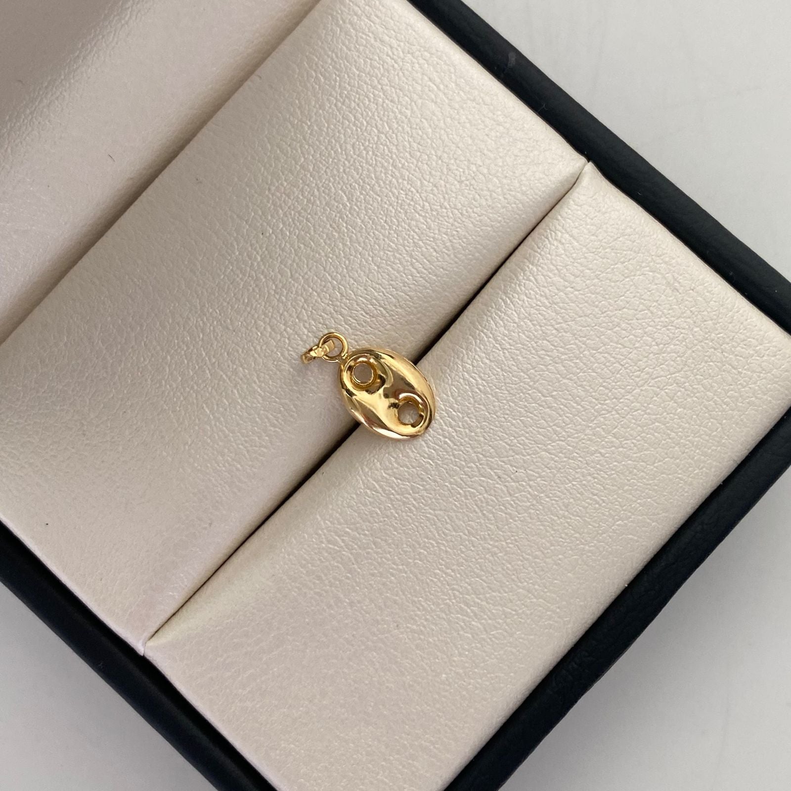 Dije Gc Liso Oro amarillo 18k 0,45 Gr / 7,3 mm / 1,8 Cm