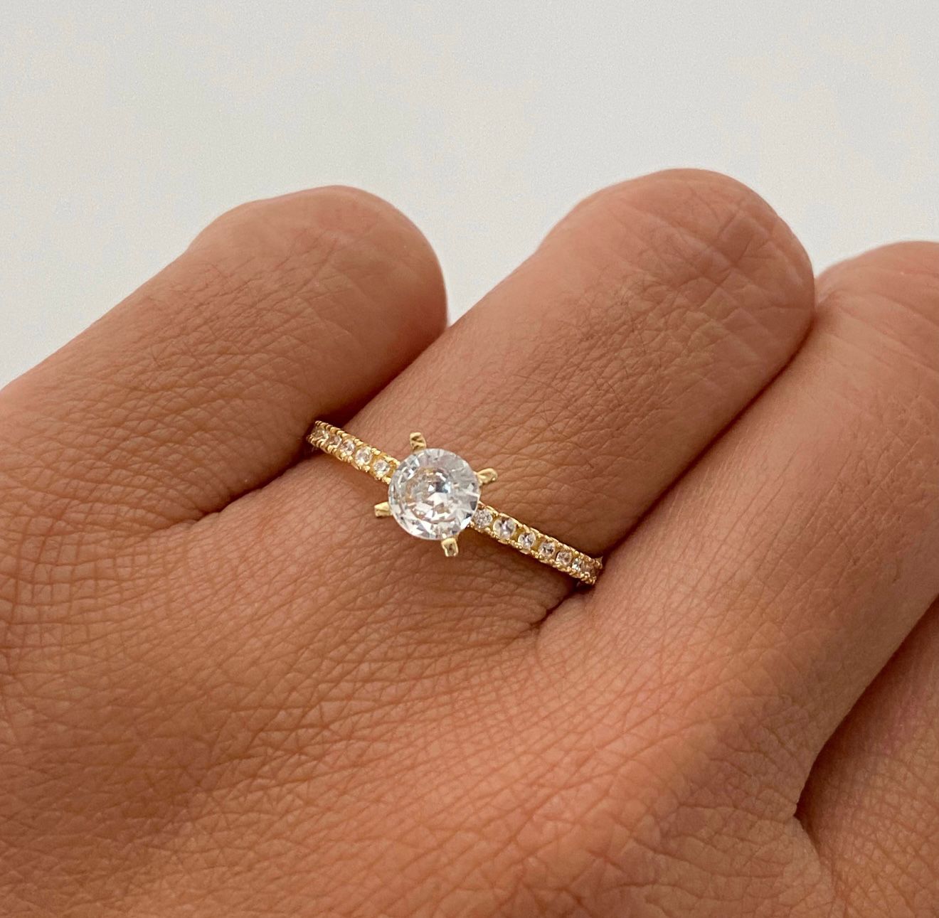 Anillo Solitario Oro amarillo 18k / Talla 7 / 1,7 Gr / 1,6 mm