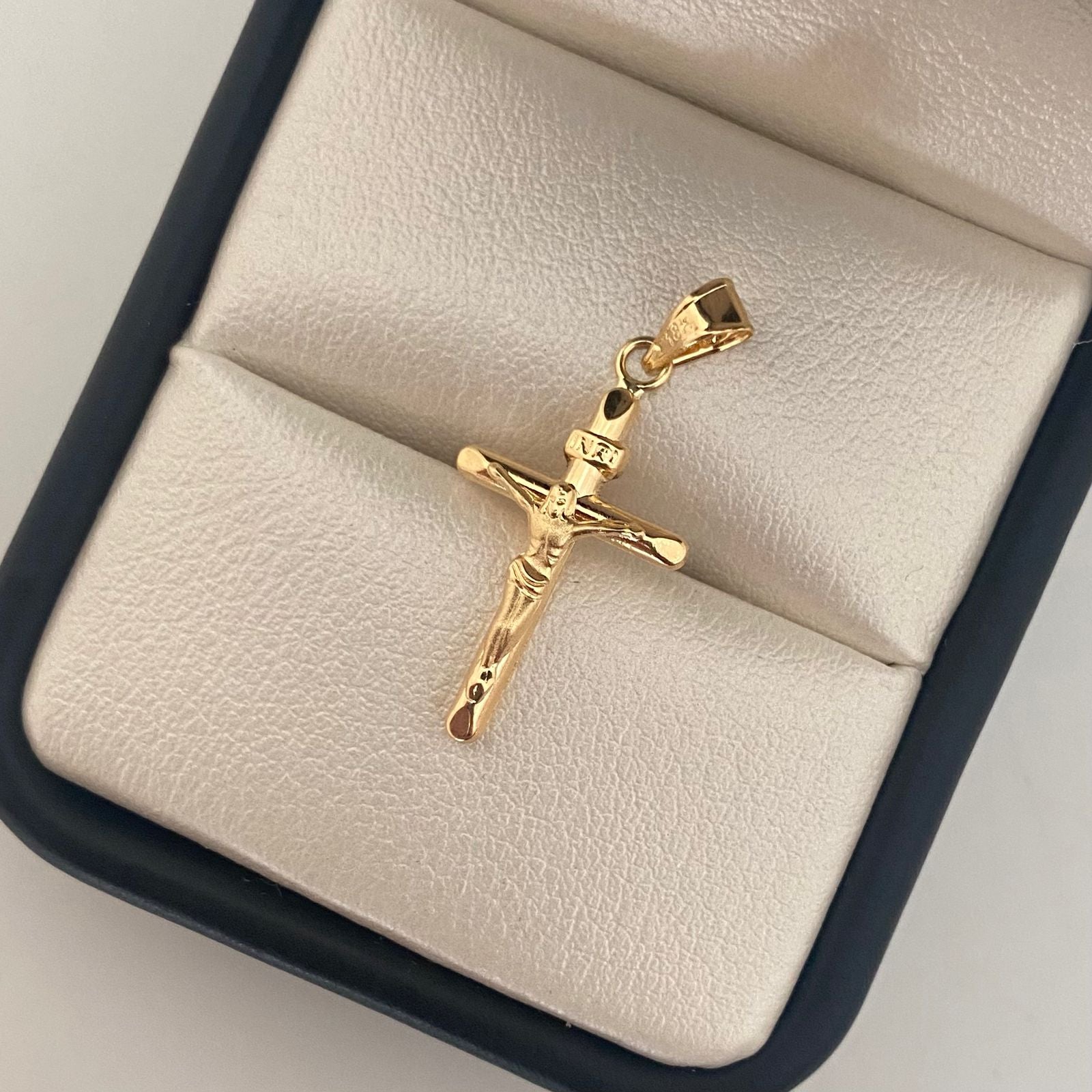 Dije Cruz Cristo Tubular Oro amarillo 18k 0,7 Gr / 12,9 mm / 2,6 Cm