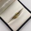 Anillo lineas circones verdes Oro amarillo 18k / Talla 5 1/2 / 2,55 Gr / 1,44 mm