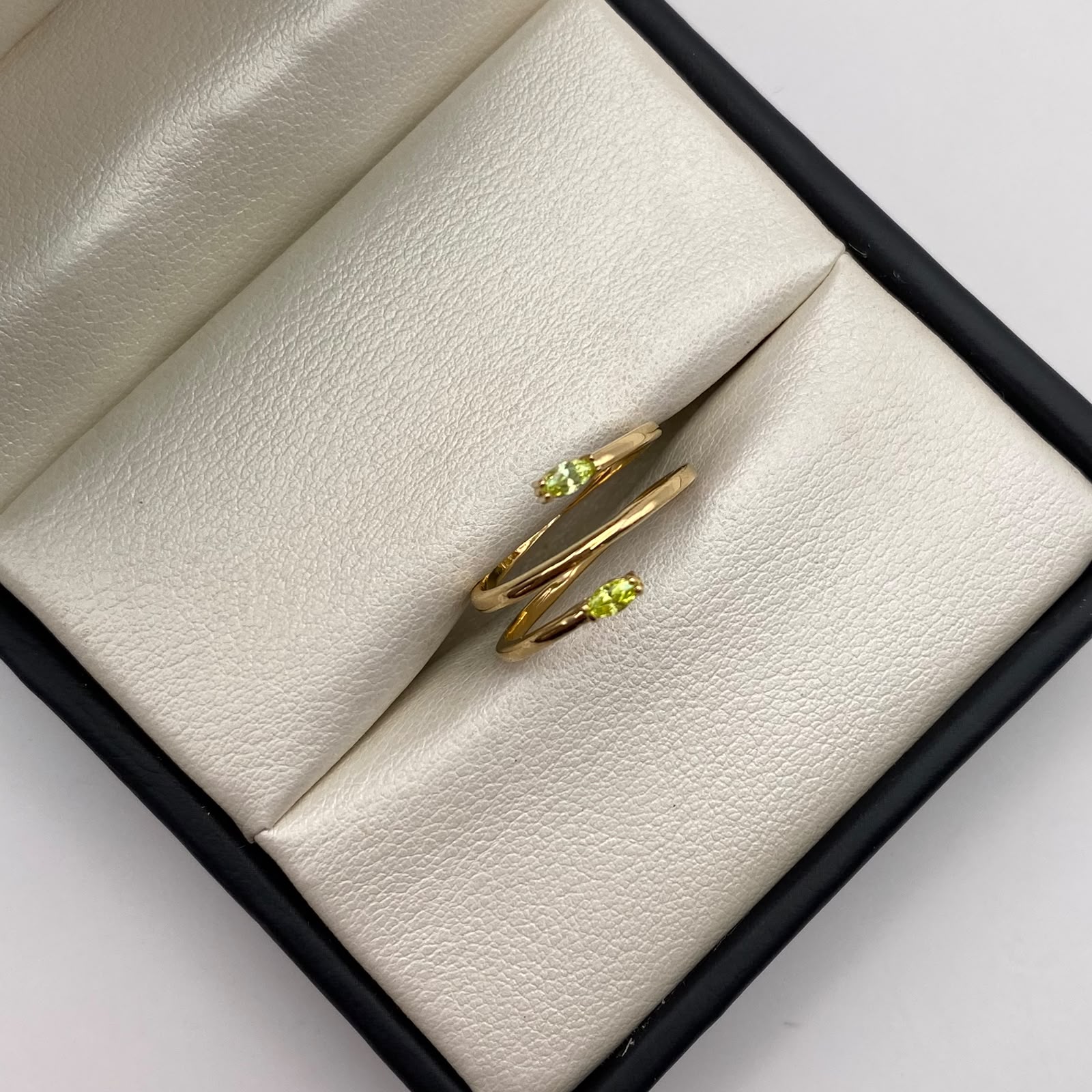 Anillo lineas circones verdes Oro amarillo 18k / Talla 5 1/2 / 2,55 Gr / 1,44 mm