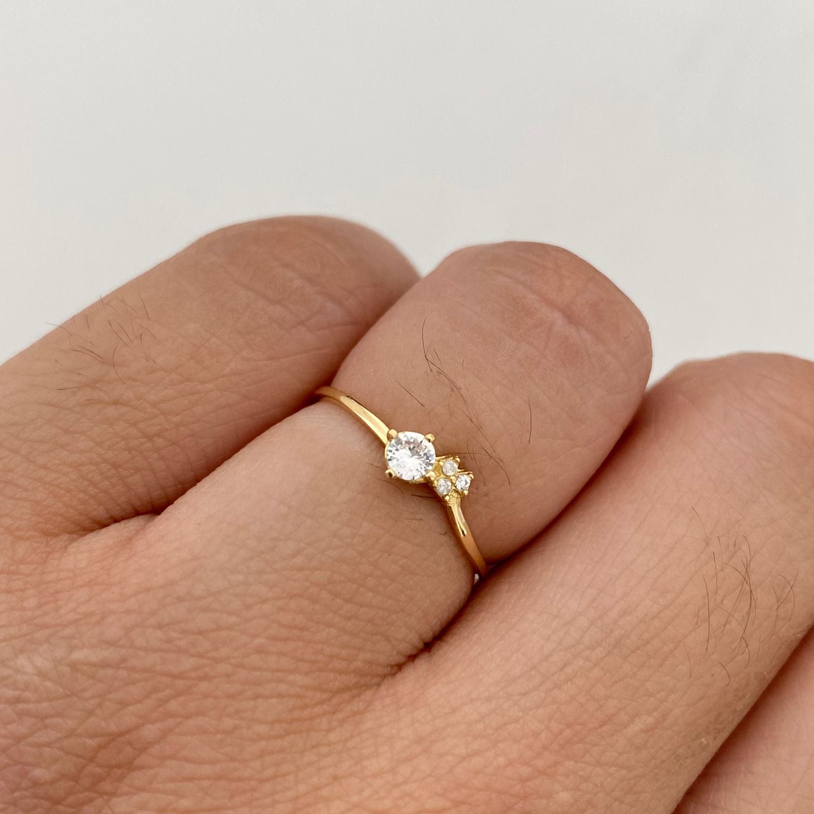 Anillo Solitario  Oro amarillo 18k / Talla 5 1/4 / 0,75 Gr / 1,2 mm