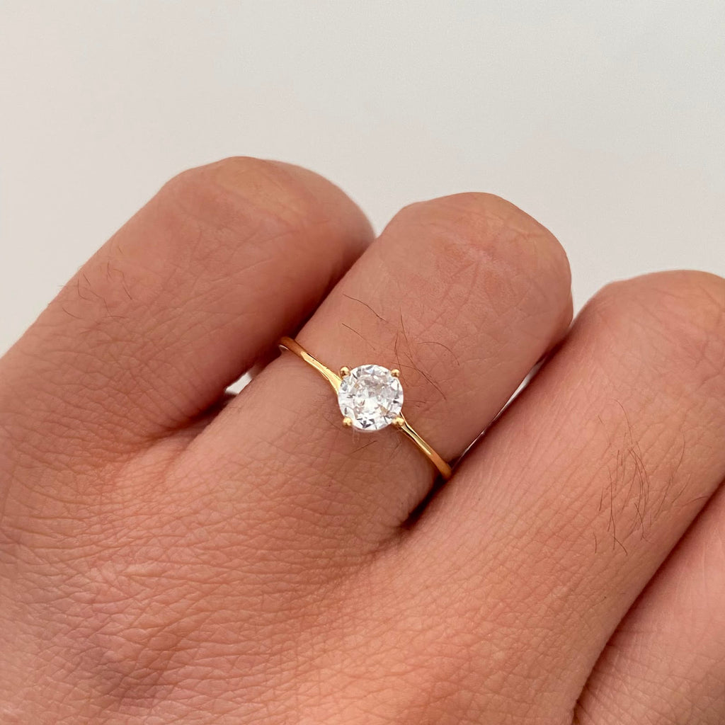 Anillo Soliatrio Oro amarillo 18k / Talla 6 3/4 / 1,35 Gr / 1,6 mm