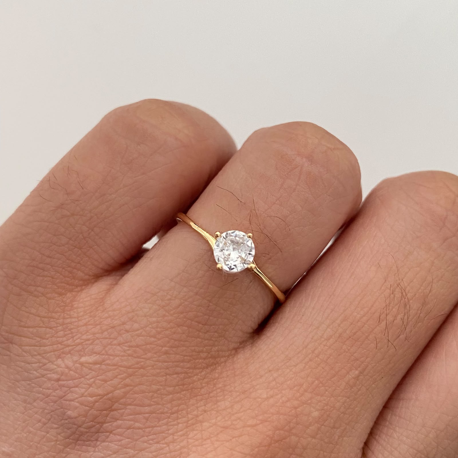 Anillo Soliatrio Oro amarillo 18k / Talla 6 3/4 / 1,35 Gr / 1,6 mm