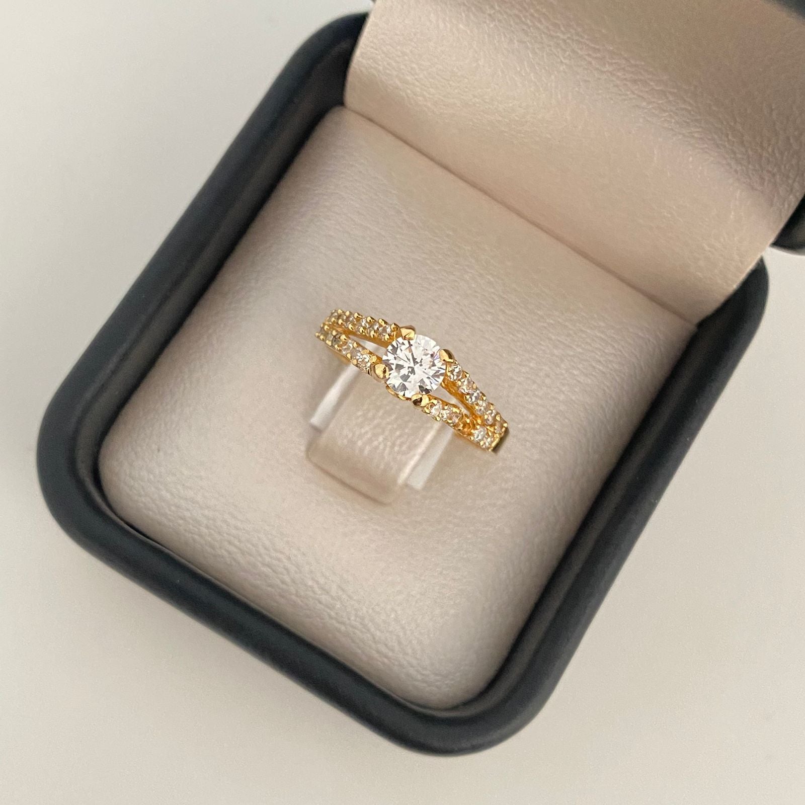 Anillo solitario lateral doble fila casting Oro amarillo 18k / Talla 6 1/2 / 3,3 Gr