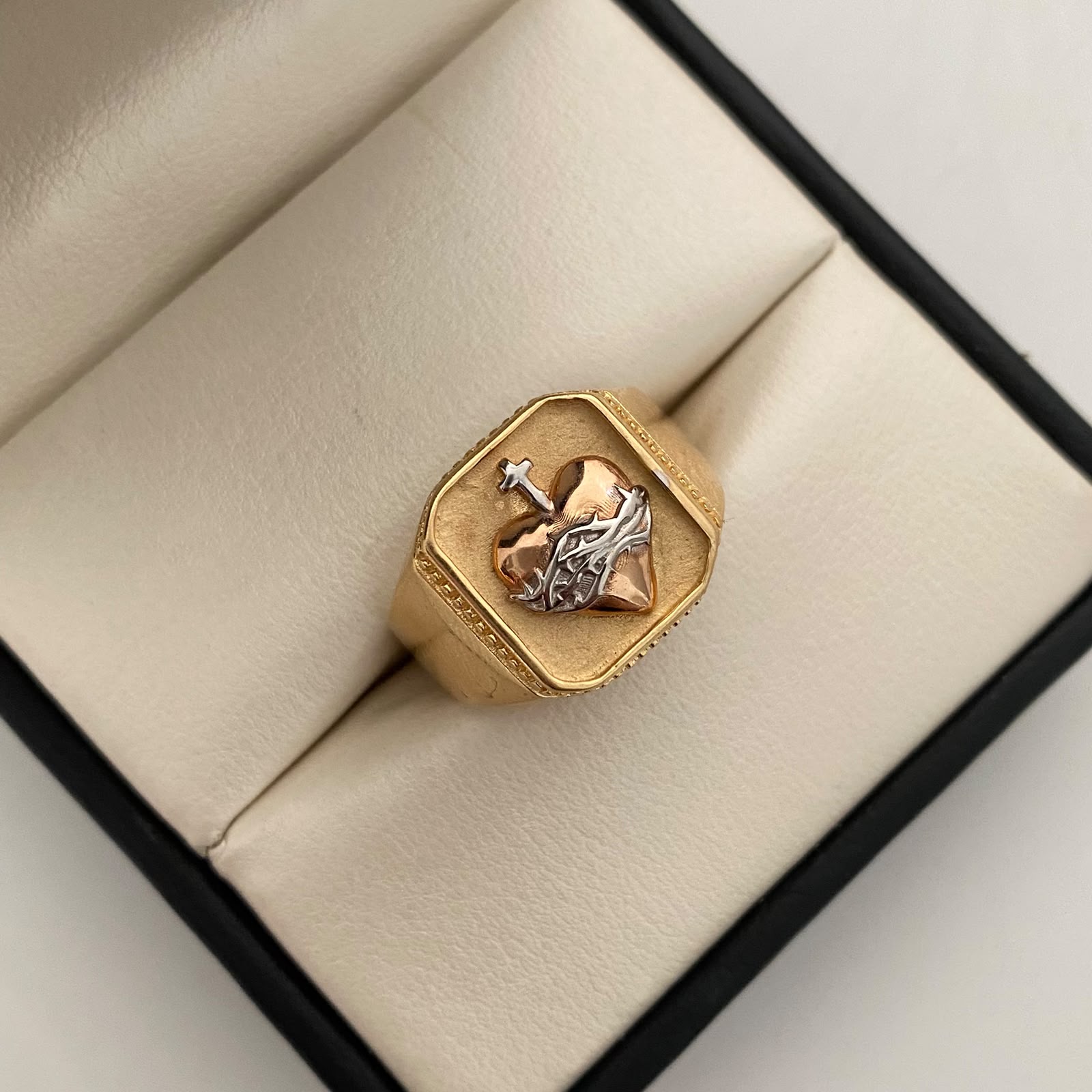 Anillo Cuadrado Sagrado Corazon Tres oros 18k / Talla 11 / 8,35 Gr / 5,2 mm