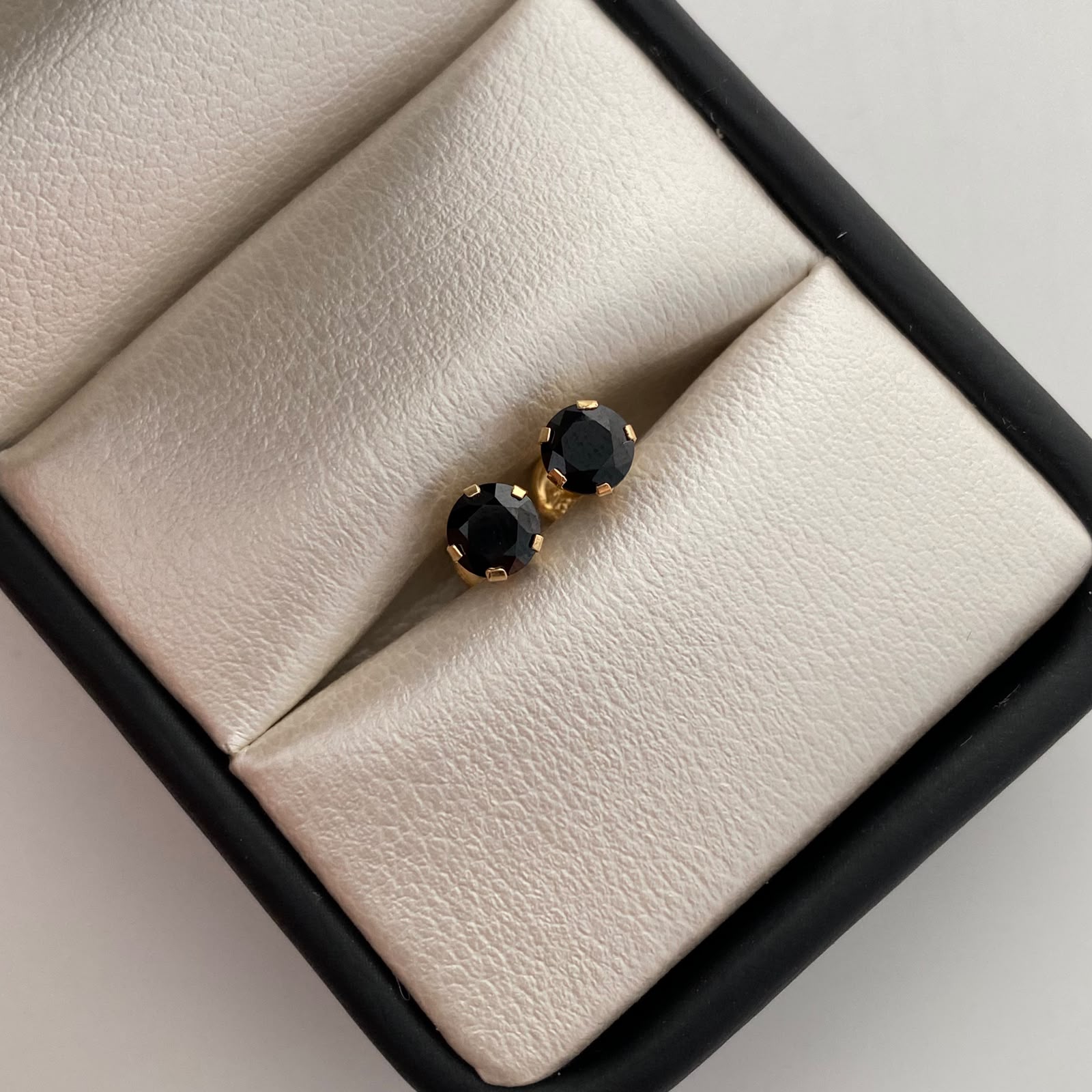 Topos Circon Negro Oro amarillo 18k 0,75 Gr / 5,1 mm