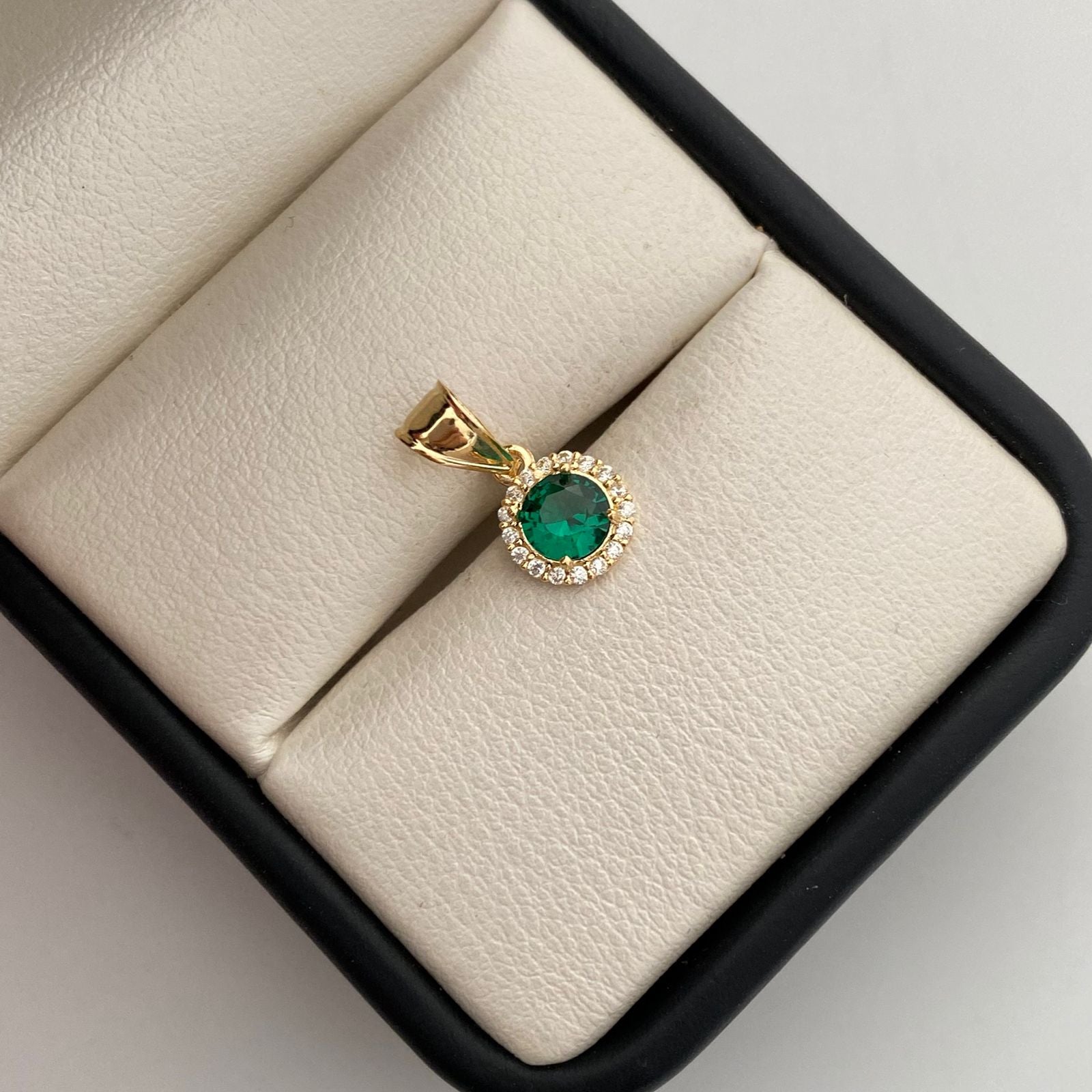 Dije redondo con circon verde y blanco  Oro amarillo 18k 0,6 Gr / 7,5 mm