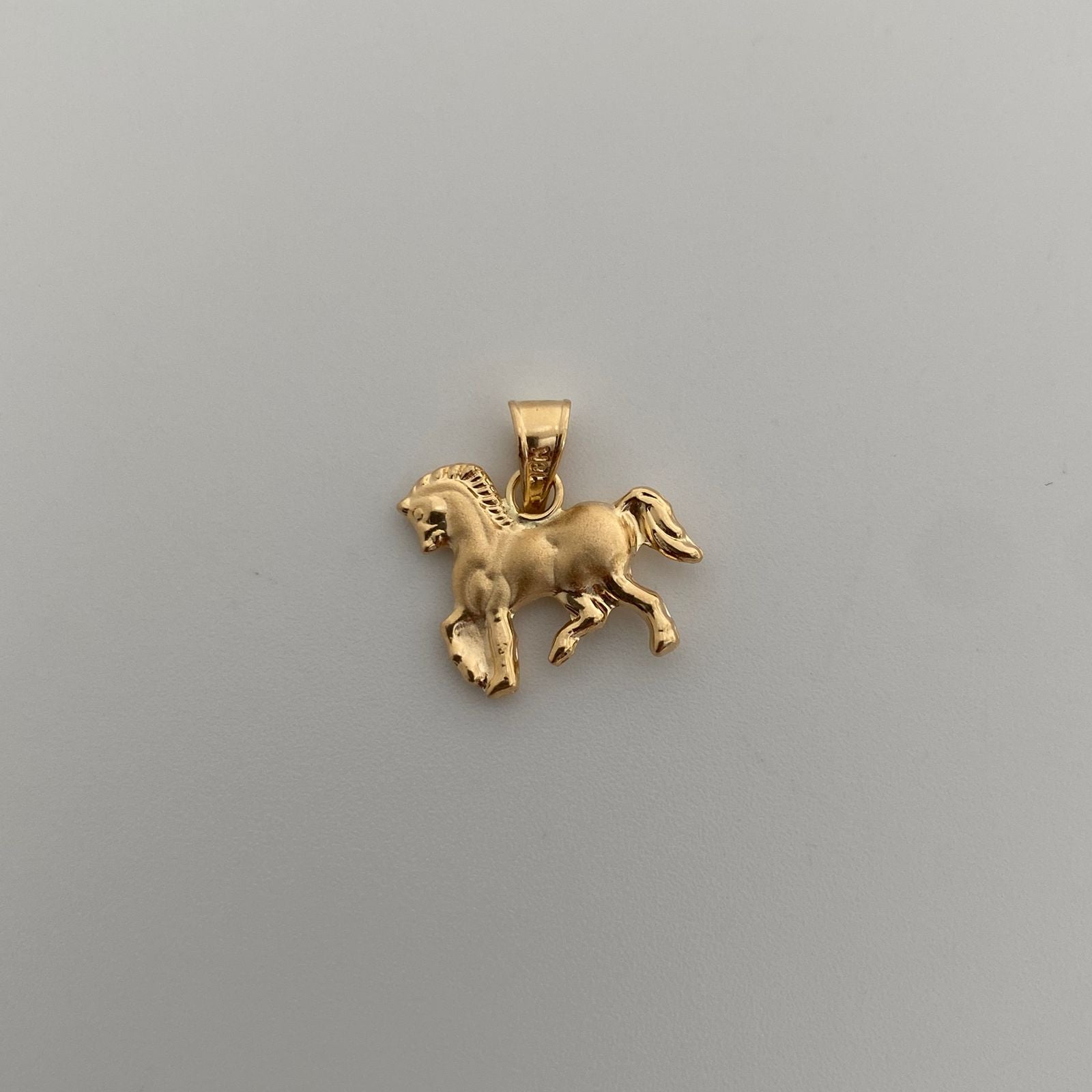Dije caballo troquelado Oro amarillo 18k 0,95 Gr / 1,5 Cm