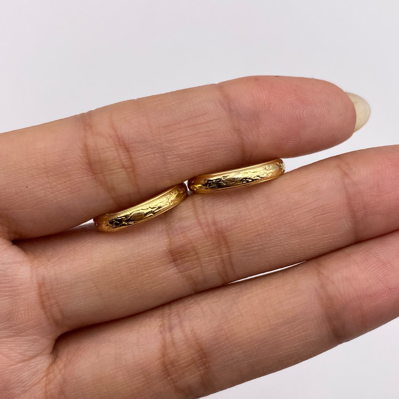 Candonga ovalada relieve Oro amarillo 18k 1,95 Gr / 2 Cm