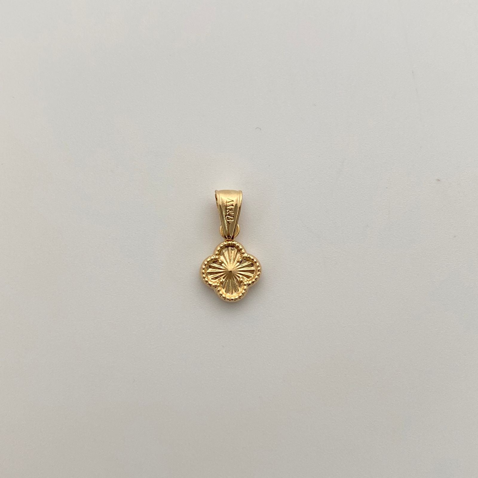 Dije Trebol Diamantado Oro amarillo 18k 0,55 Gr / 9,3 mm / 1,6 Cm