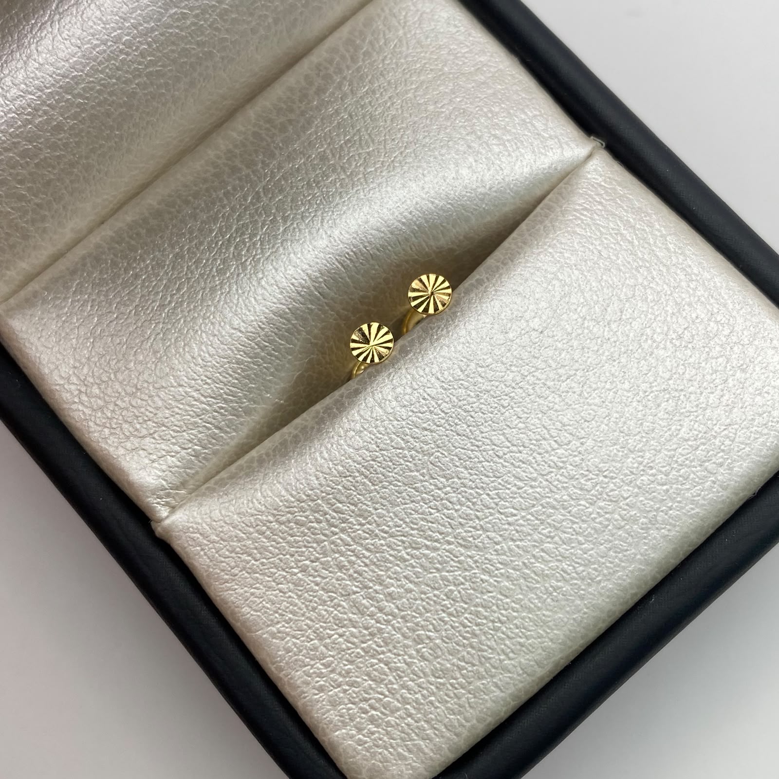 Topos Circulo plano diamantado Oro amarillo 18k 0,4 Gr / 4 mm