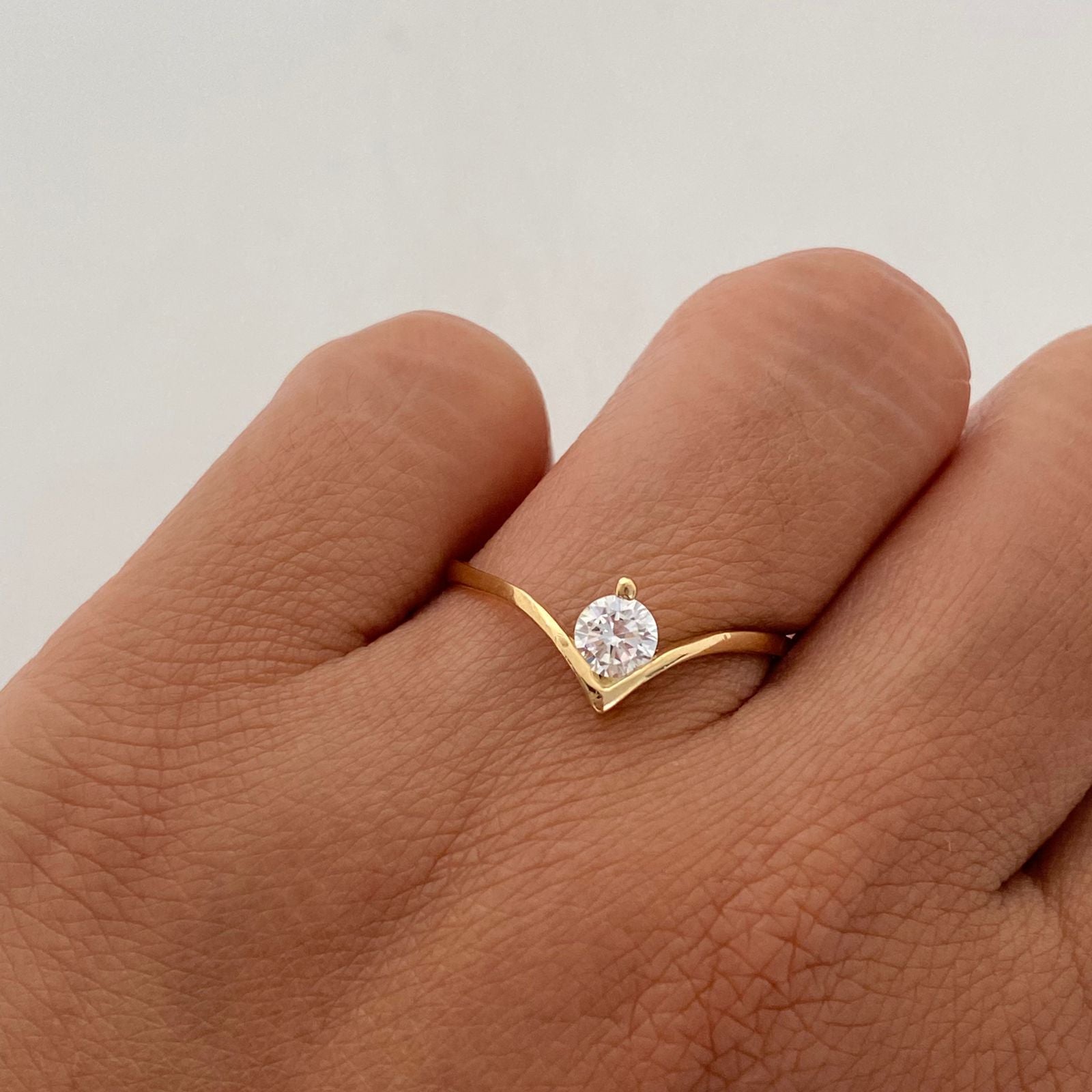 Anillo Solitario Oro amarillo 18k / Talla 9 1/2 / 1,75 Gr