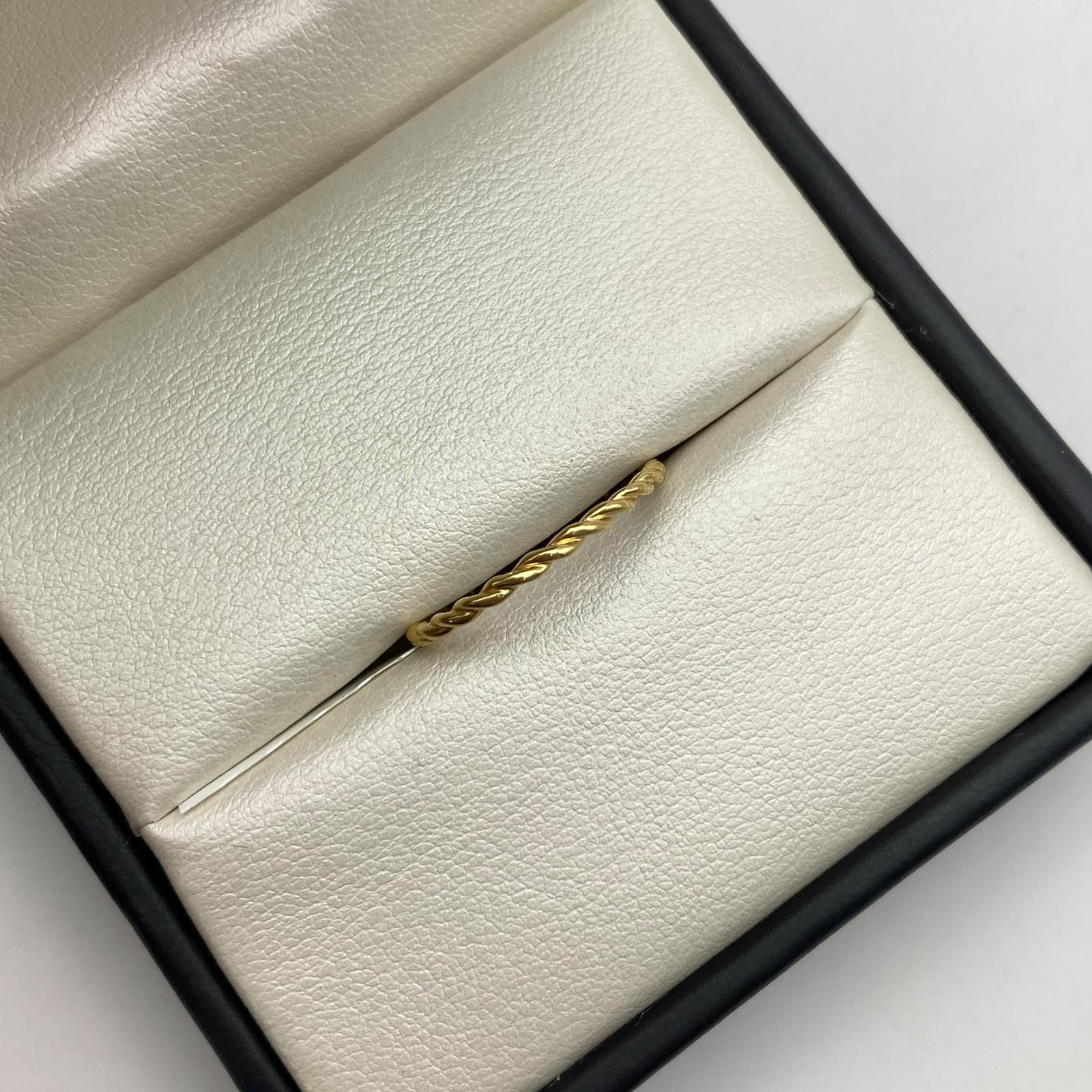 Anillo entorchado  Oro amarillo / Talla 7 1/2 / 1,15 Gr