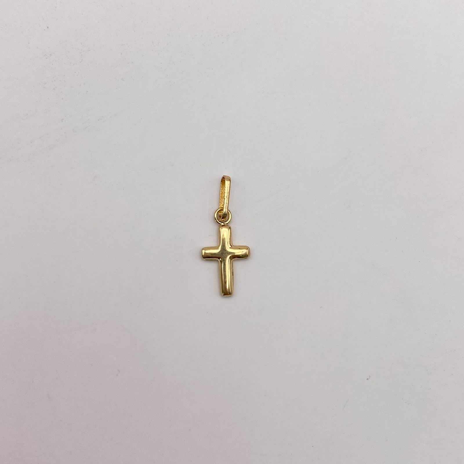 Dije mini cruz lisa Oro amarillo 18k 0,4 Gr / 7,9 mm / 2 Cm