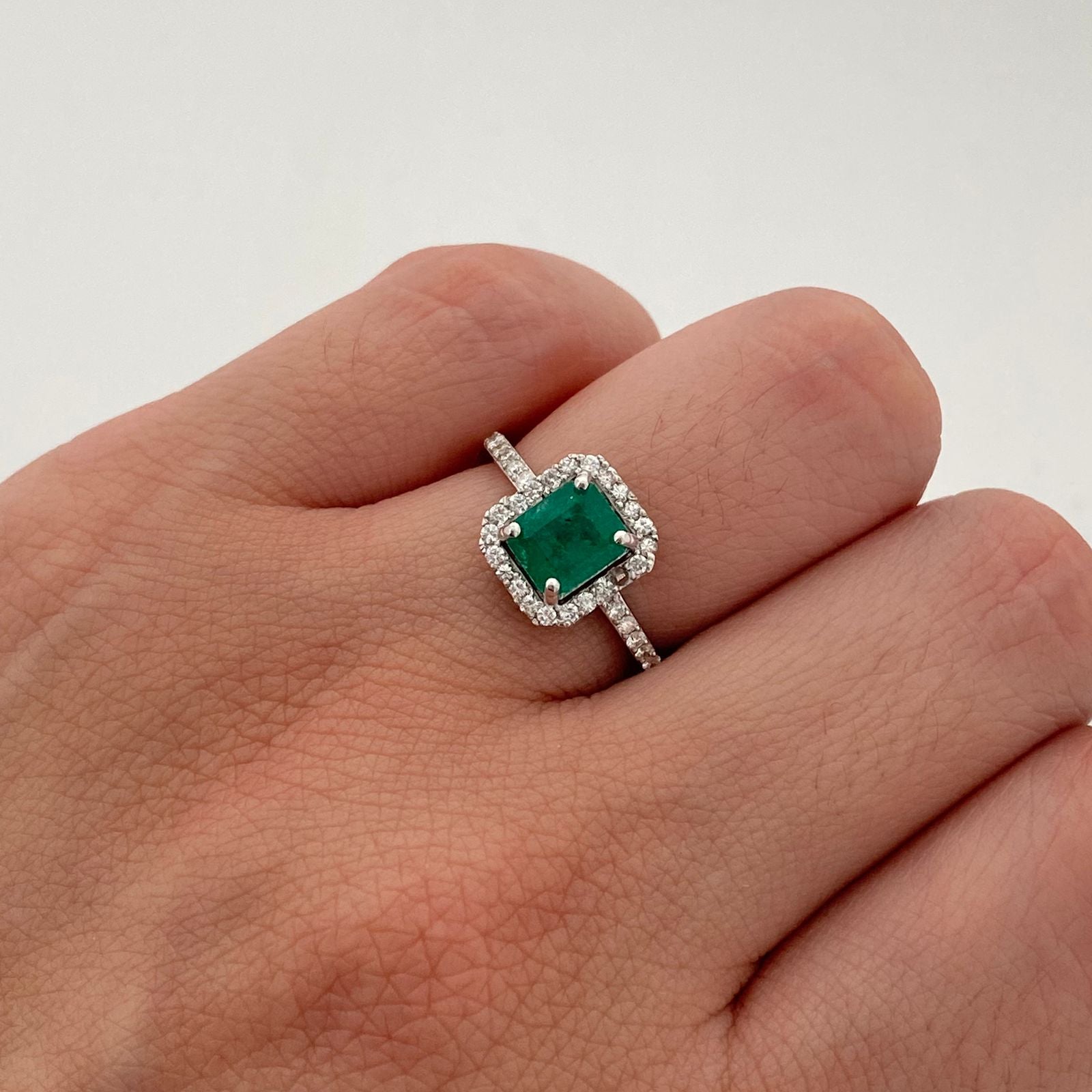 Anillo solitario con esmeralda cuadrada y diamantes con 0.27ct  Oro blanco 18k / Talla 6 1/2 / 3 Gr