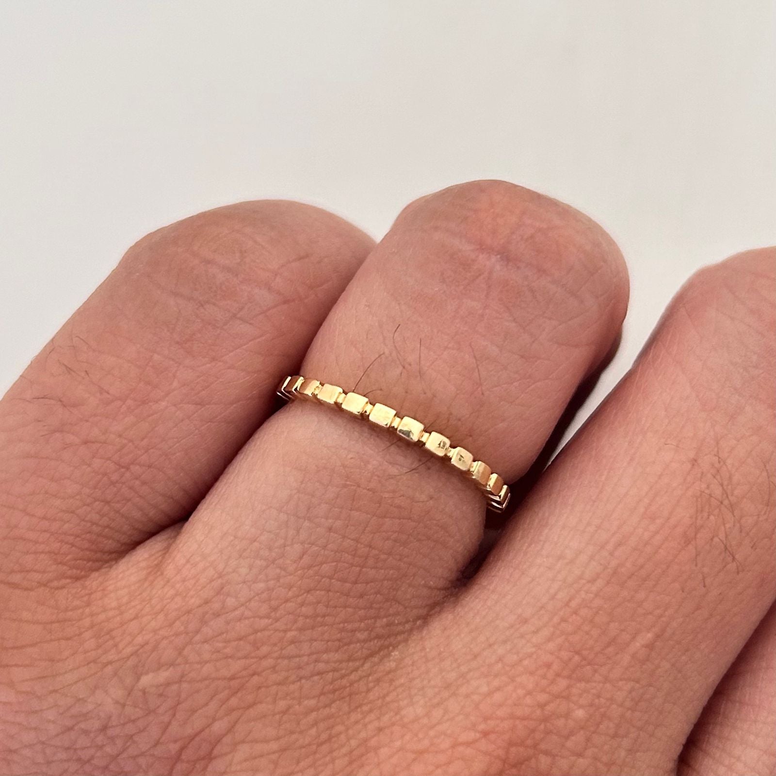 Anillo Fila Cuadritos Oro amarillo 18k / Talla 5 / 1,45 Gr / 1,4 mm