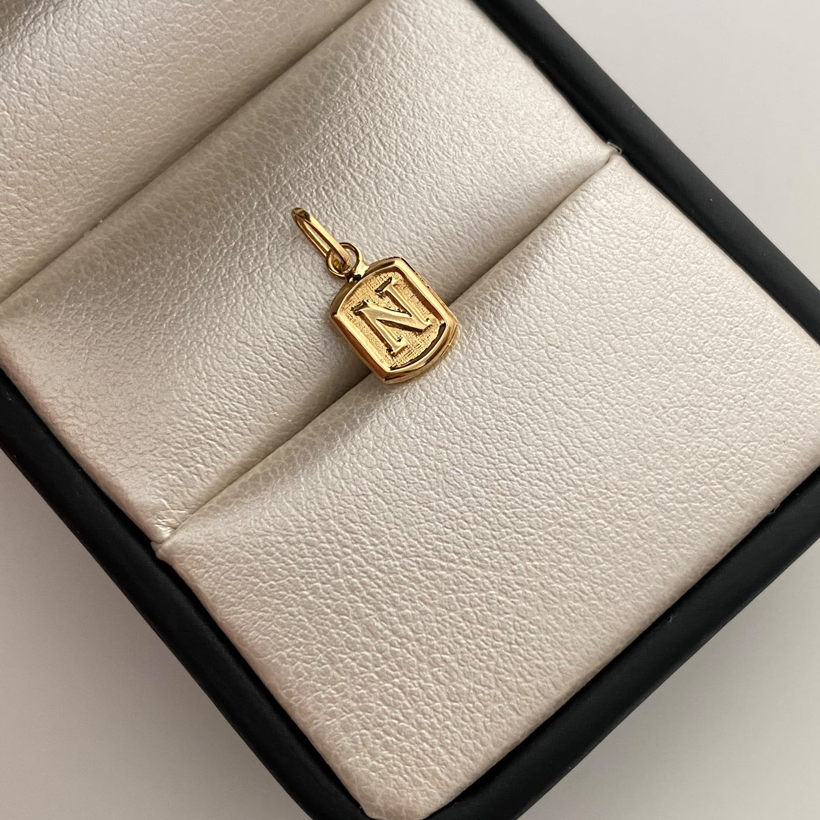 Dije Placa N Oro amarillo 18k 0,35 Gr / 7 mm / 1,5 Cm