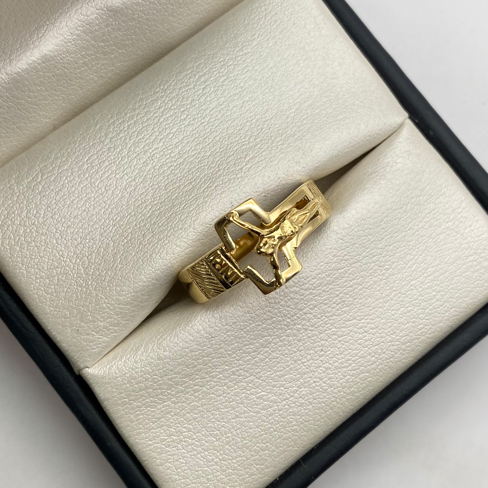 Anillo cruz cristo Oro amarillo 18k / Talla 12 1/2 / 3,55 Gr / 4,8 mm