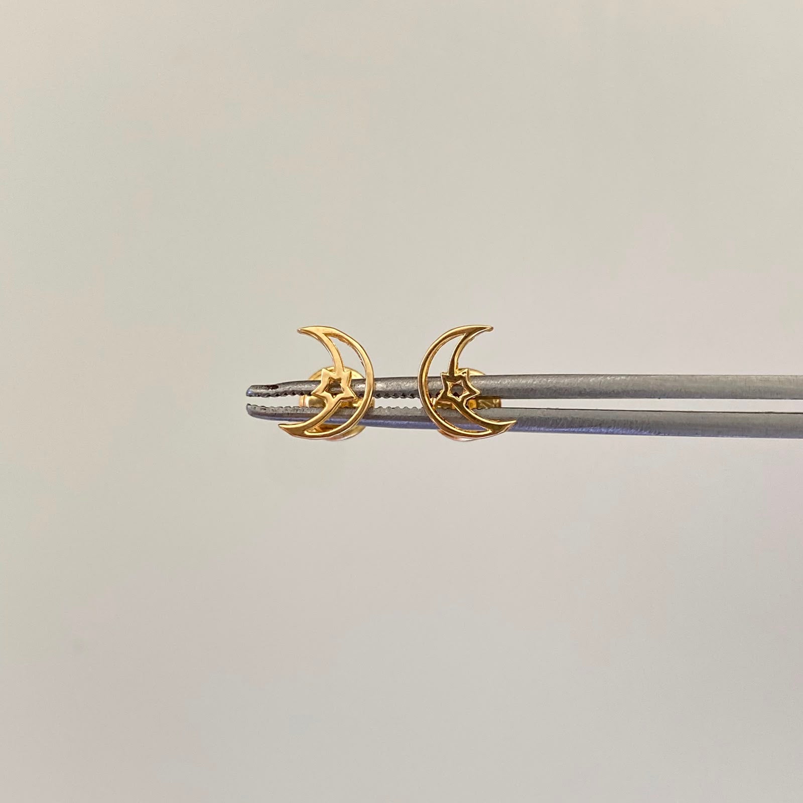 Topos Luna y Estrella Silueta Oro amarillo 18k 0,65 Gr / 6,1 mm
