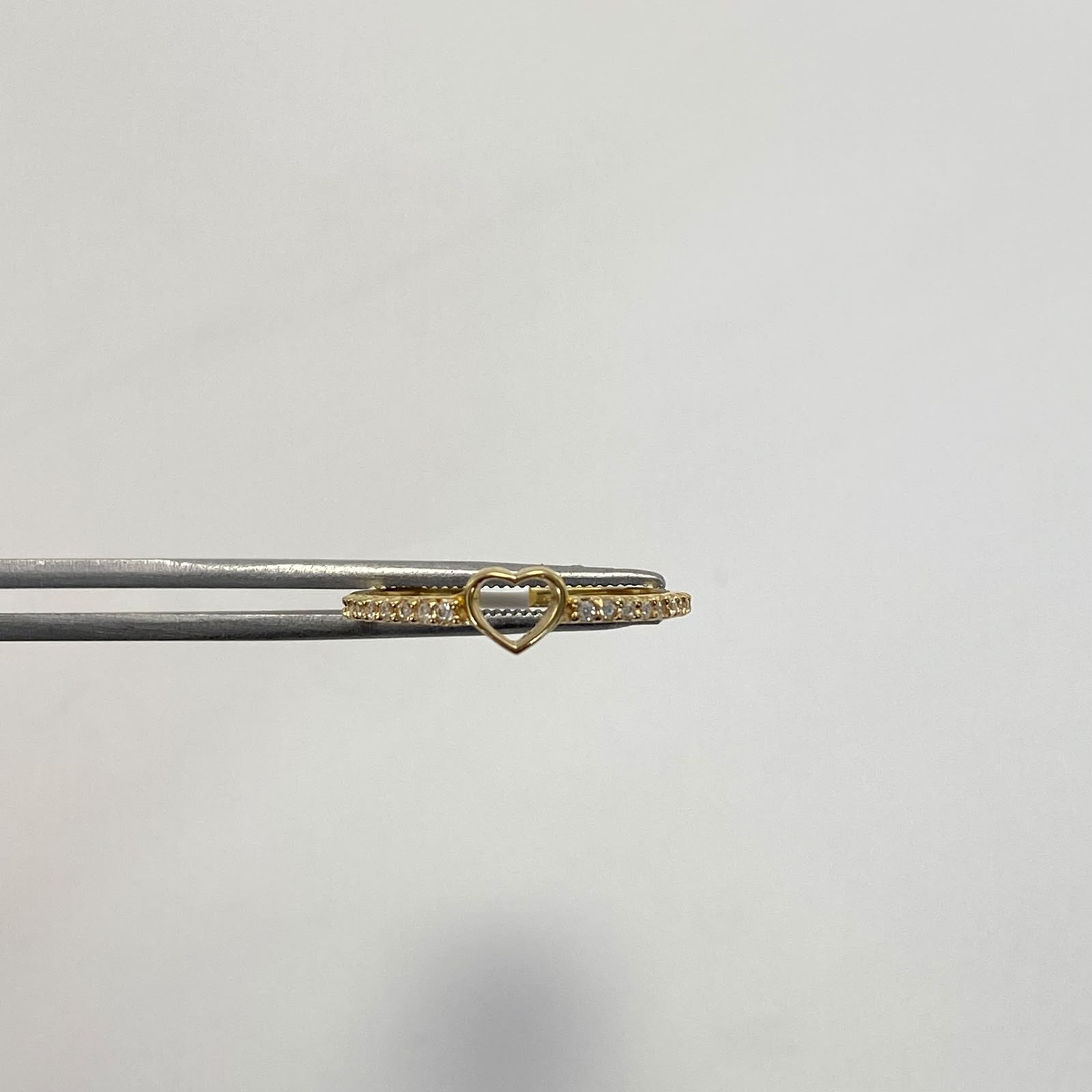 Anillo Corazon silueta circones blancos Oro amarillo 18k / Talla 6 1/2 / 1,15 Gr / 1,3 mm