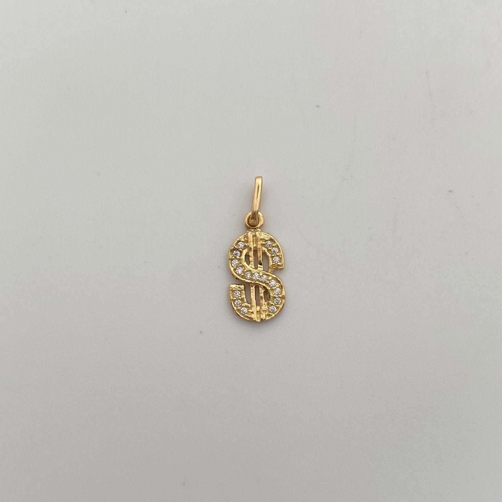 Dije Signo Pesos Casting Oro amarillo 18k 1,05 Gr / 8,5 mm / 2 Cm