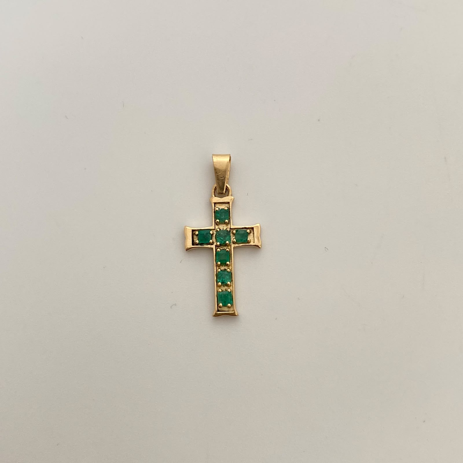 Dije Cruz 0.59 Puntos de Esmeralda Oro amarillo 18k 2 Gr / 13,2 mm / 2,8 Cm