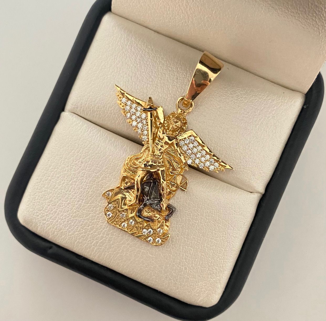 Dije san miguel arcangel alas casting Oro amarillo 18k 7,45 Gr / 3,8 Cm
