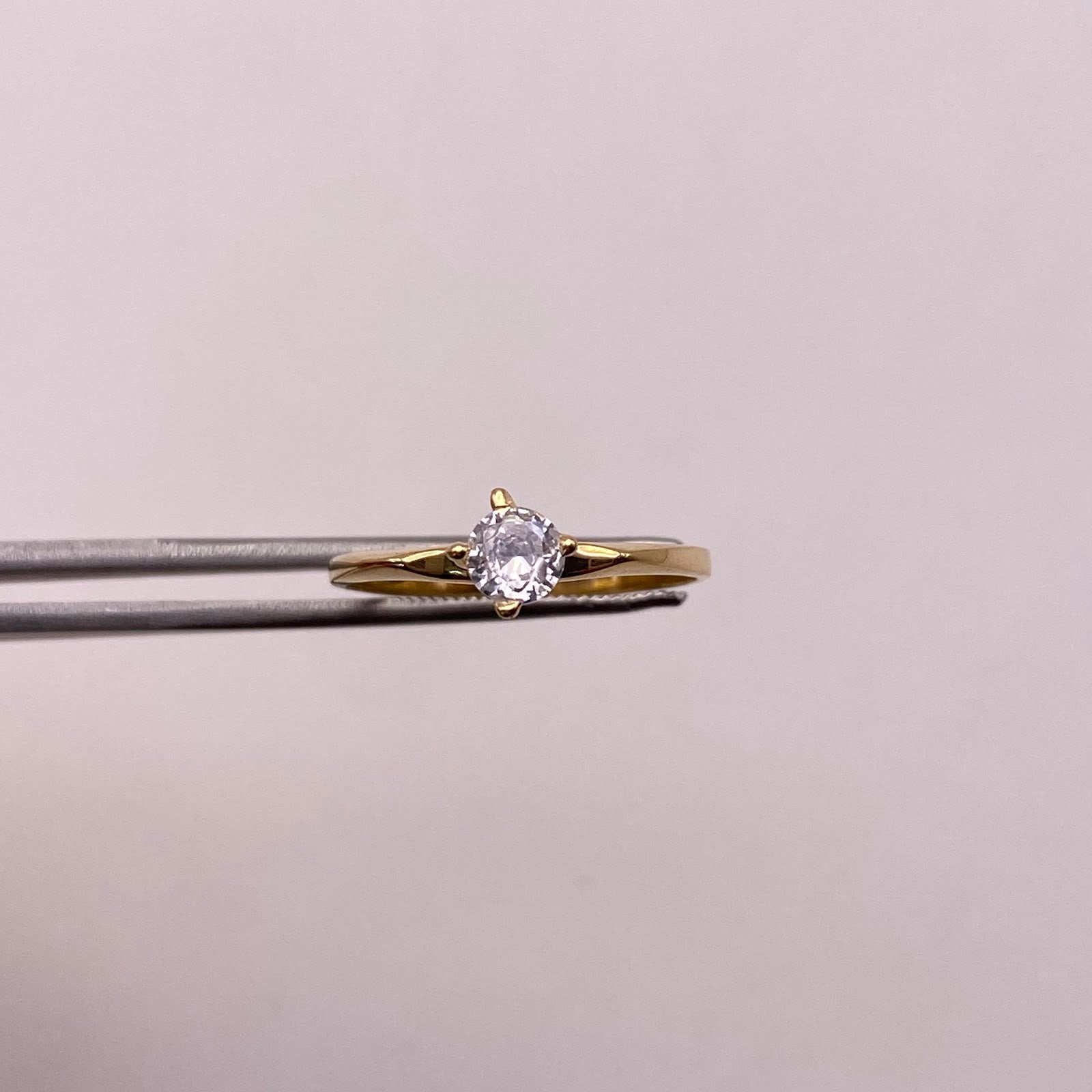 Anillo Solitario Oro amarillo 18k / Talla 8 / 1,68 Gr / 1,15 mm